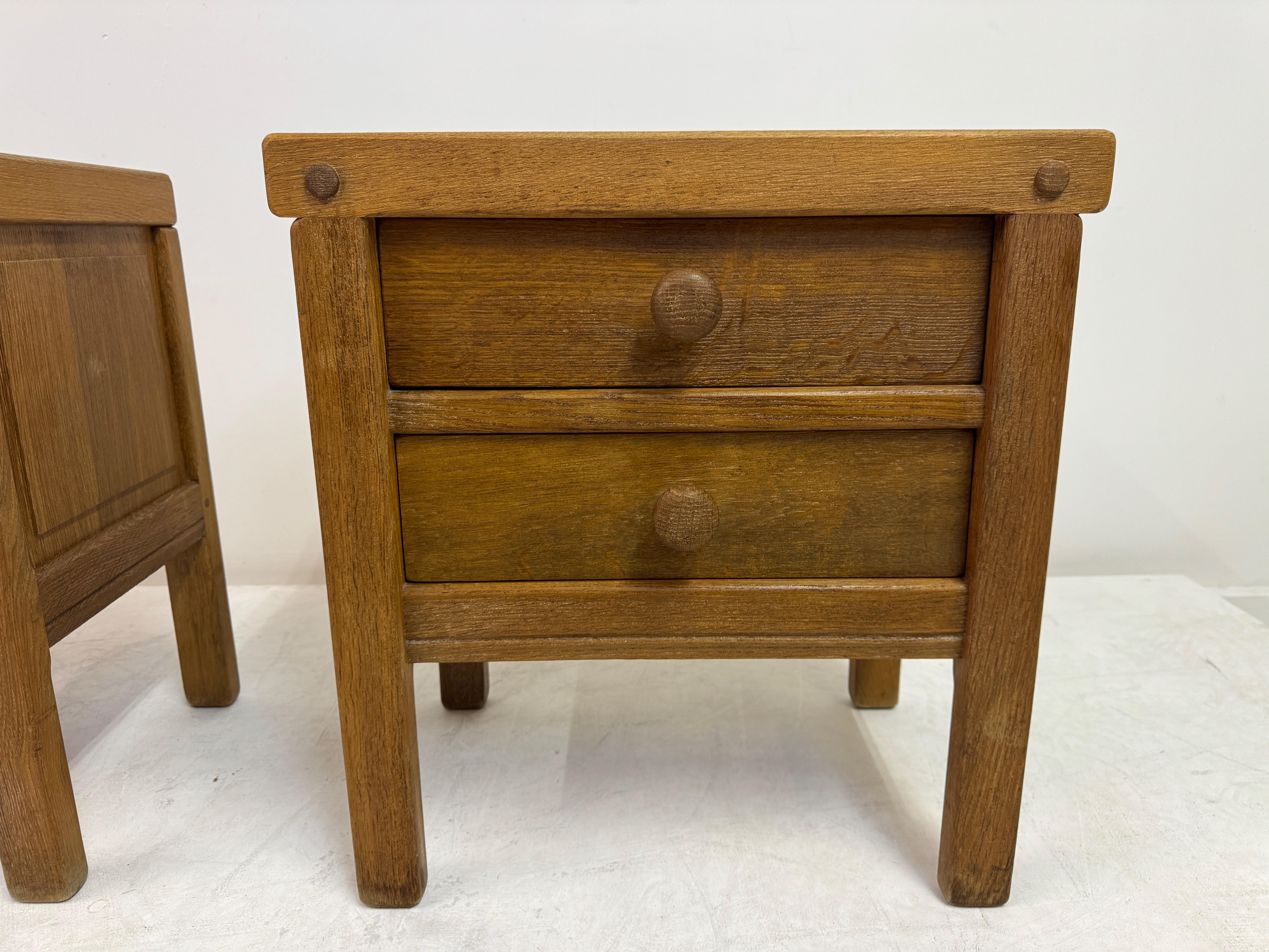 Pair of Brutalist Oak Bedside Cabinets or Nightstands, 1970s In condizioni buone in vendita a London, London