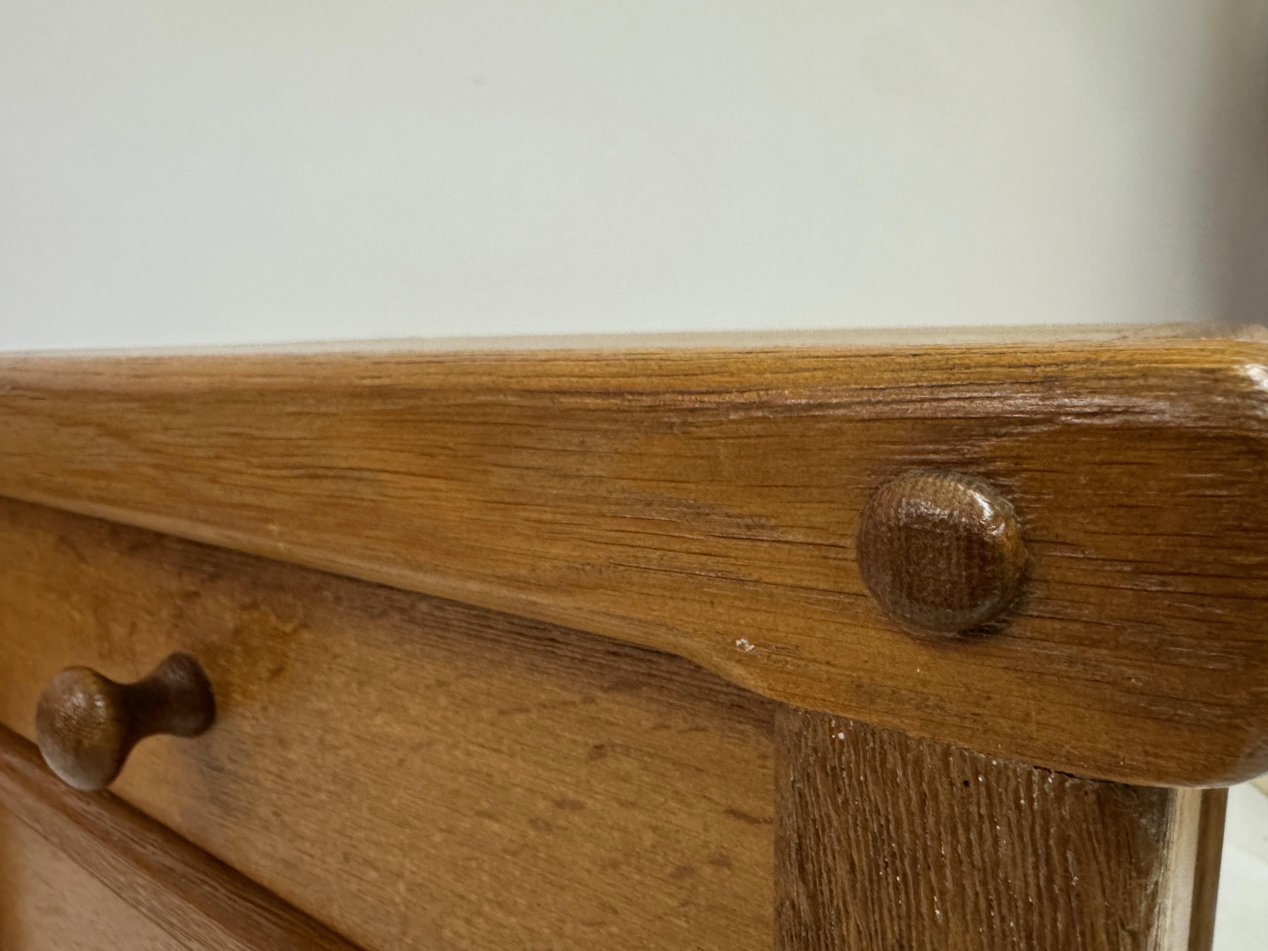 Coppia di comodini brutalisti in Oak, anni '60 in vendita 9