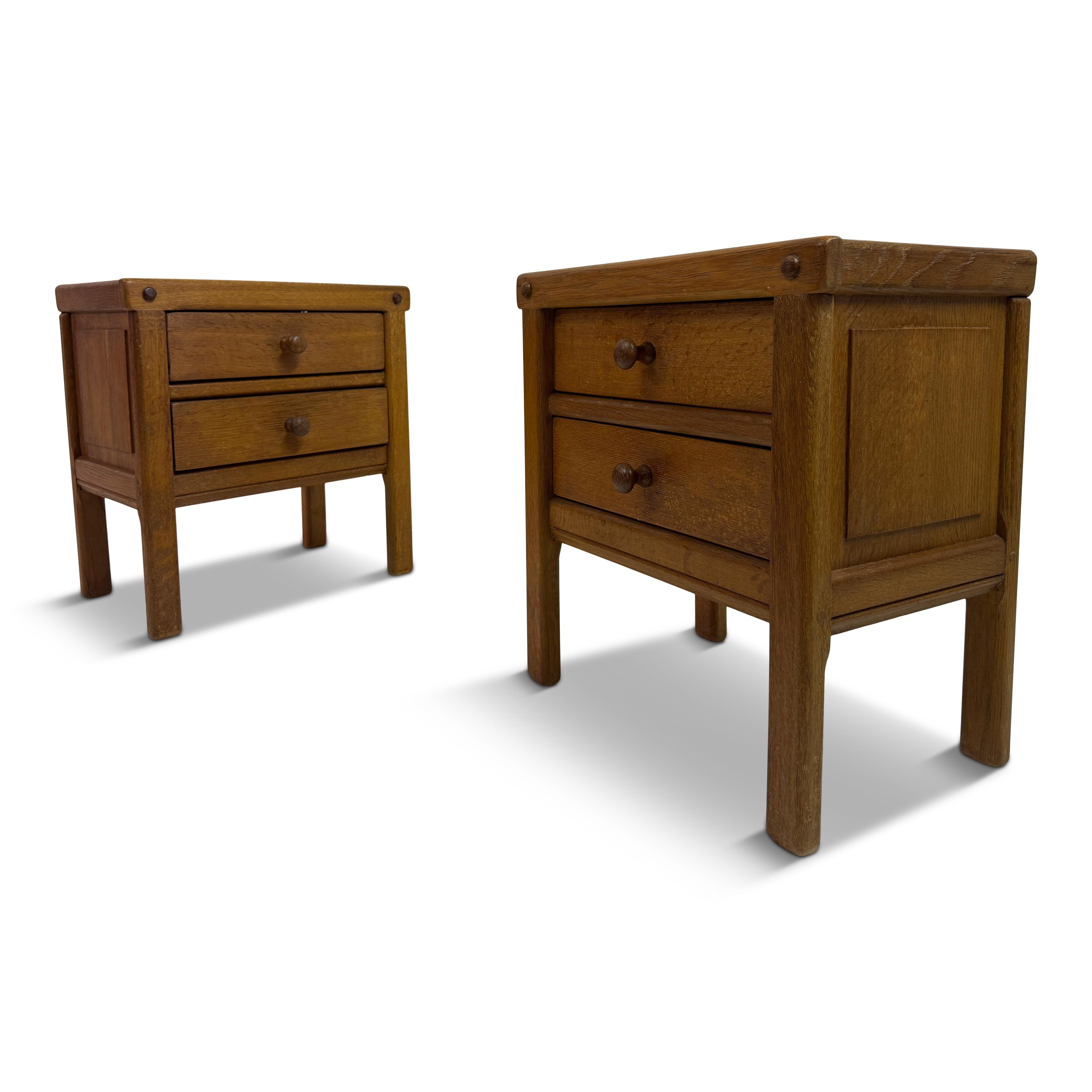 Coppia di comodini brutalisti in Oak, anni '60


Una coppia di comodini in rovere massiccio, realizzati negli anni '60 e che riflettono lo spirito brutalista del design europeo del dopoguerra. Ogni pezzo è caratterizzato da una costruzione robusta e