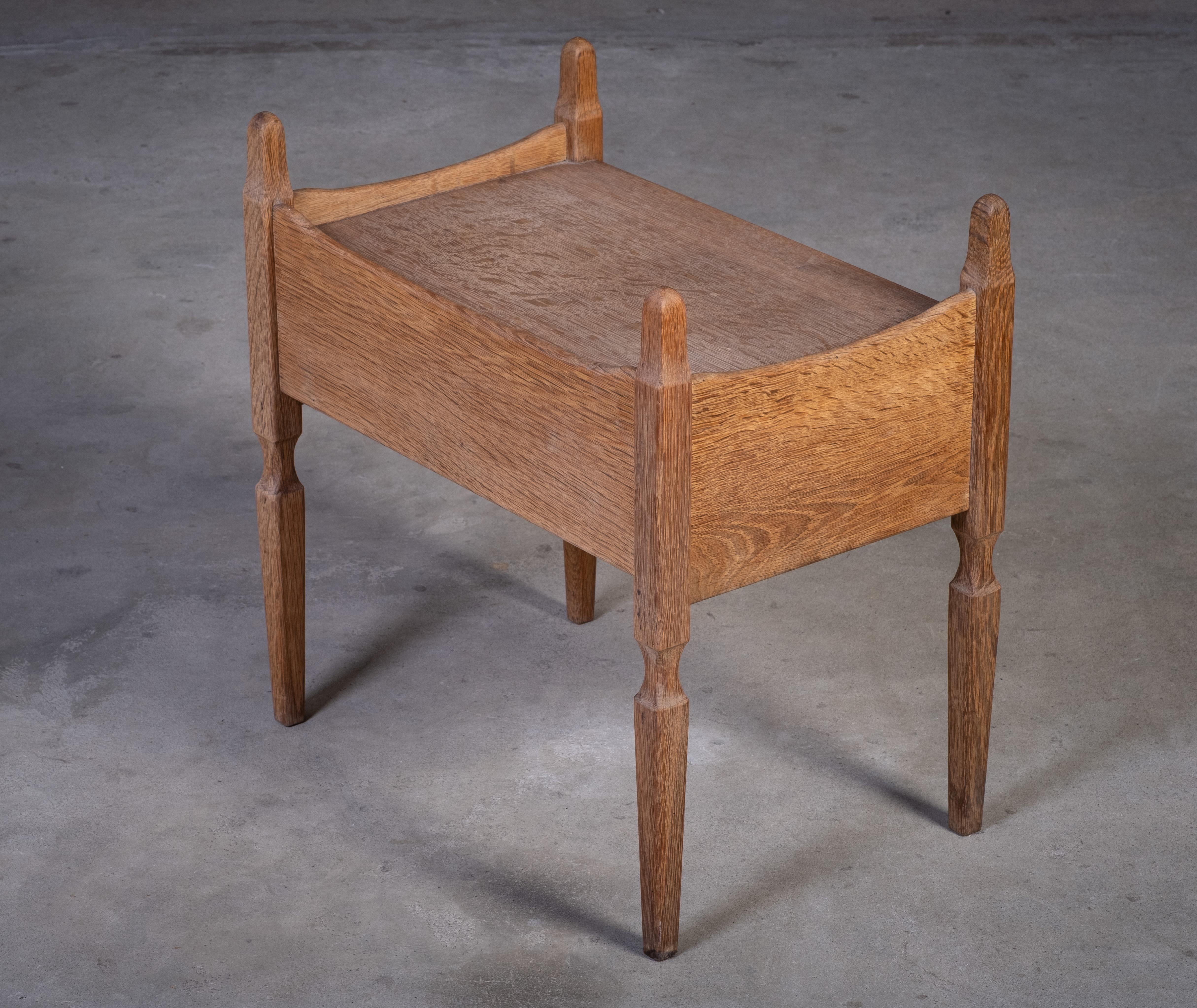 Coppia di comodini brutalisti in Oak di Henning Kjærnulf, anni '70 in vendita 3