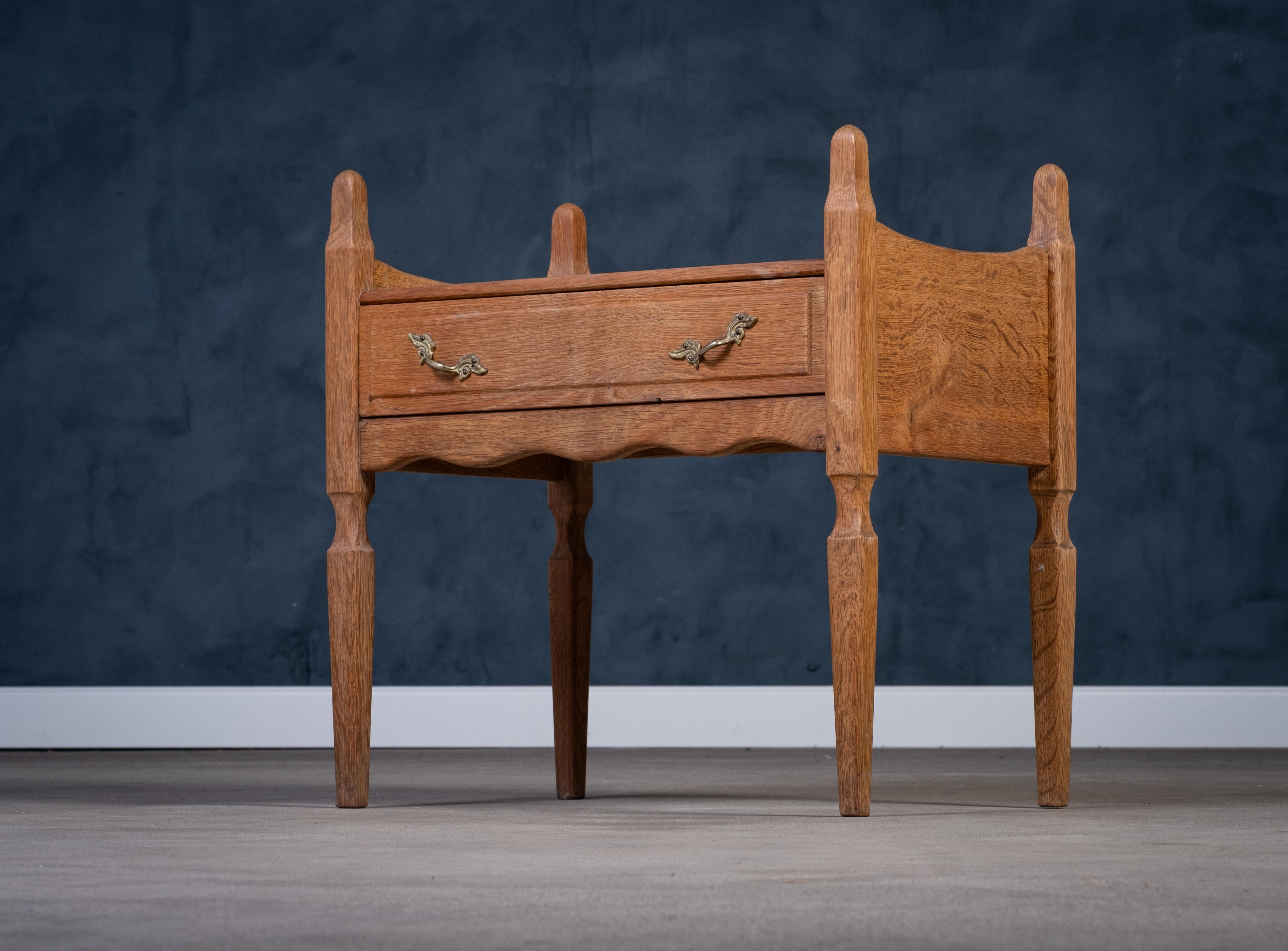 Coppia di comodini brutalisti in Oak di Henning Kjærnulf, anni '70 In condizioni buone in vendita a Nørre Aaby, DK