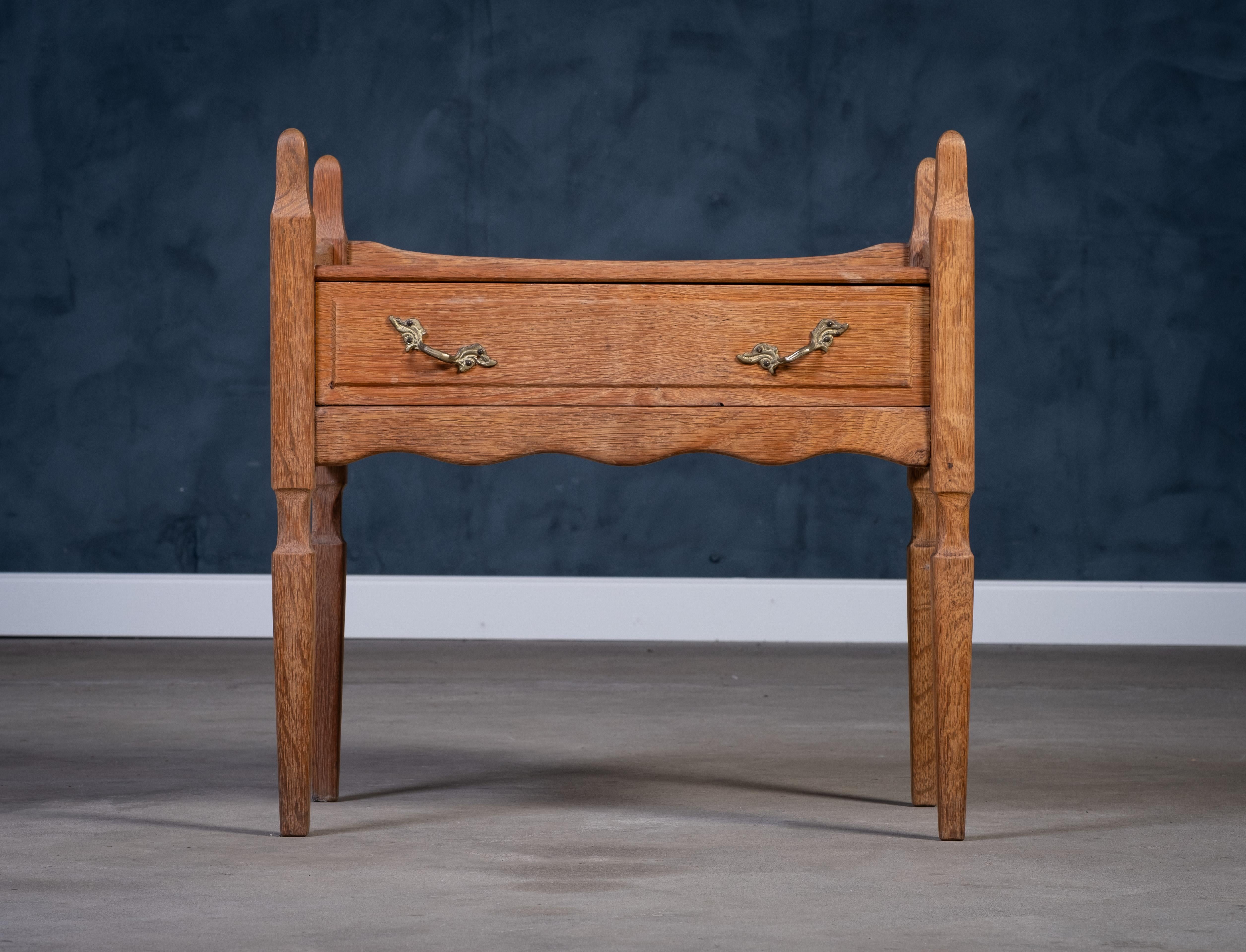 Ottone Coppia di comodini brutalisti in Oak di Henning Kjærnulf, anni '70 in vendita