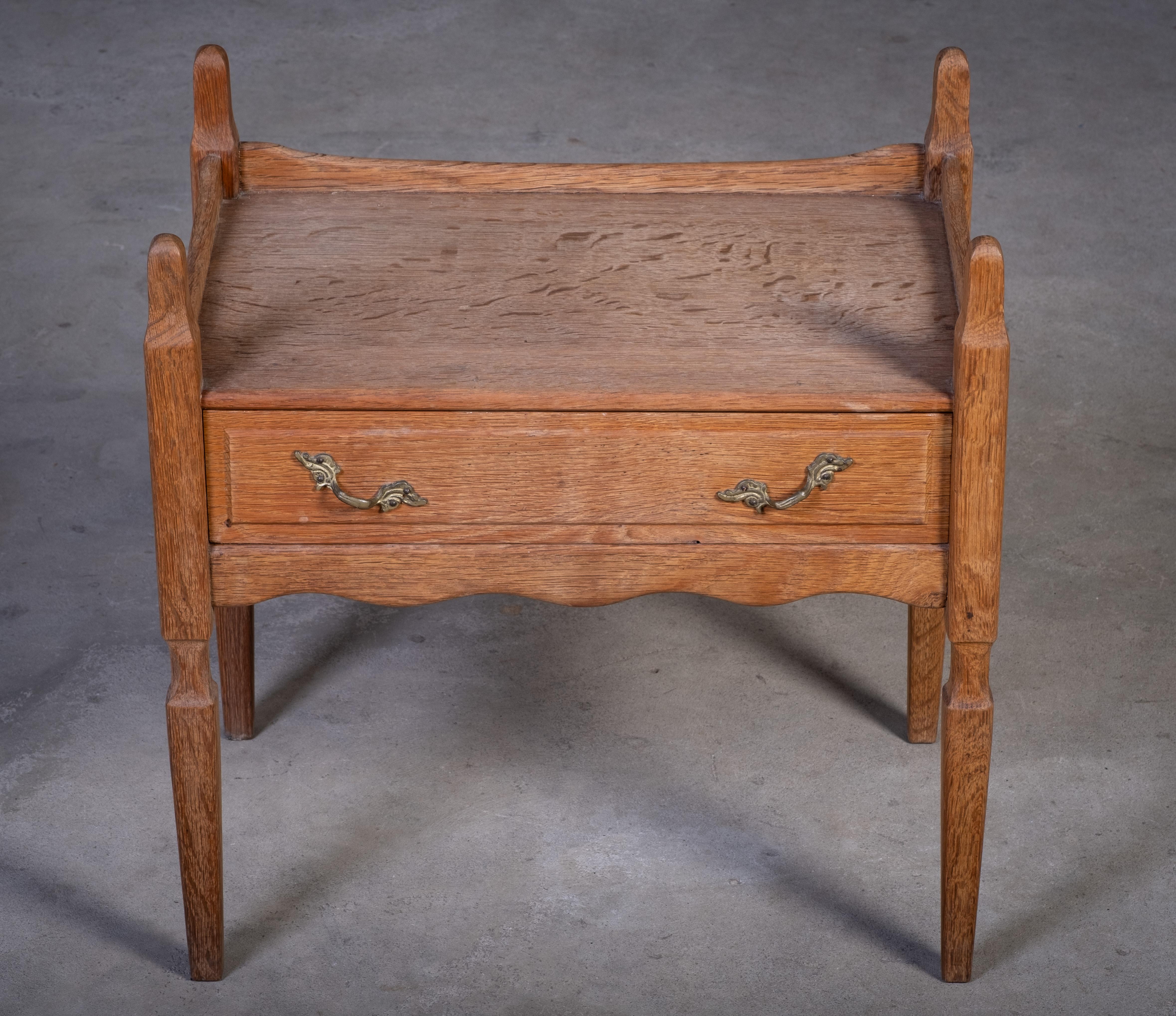 Coppia di comodini brutalisti in Oak di Henning Kjærnulf, anni '70 in vendita 1