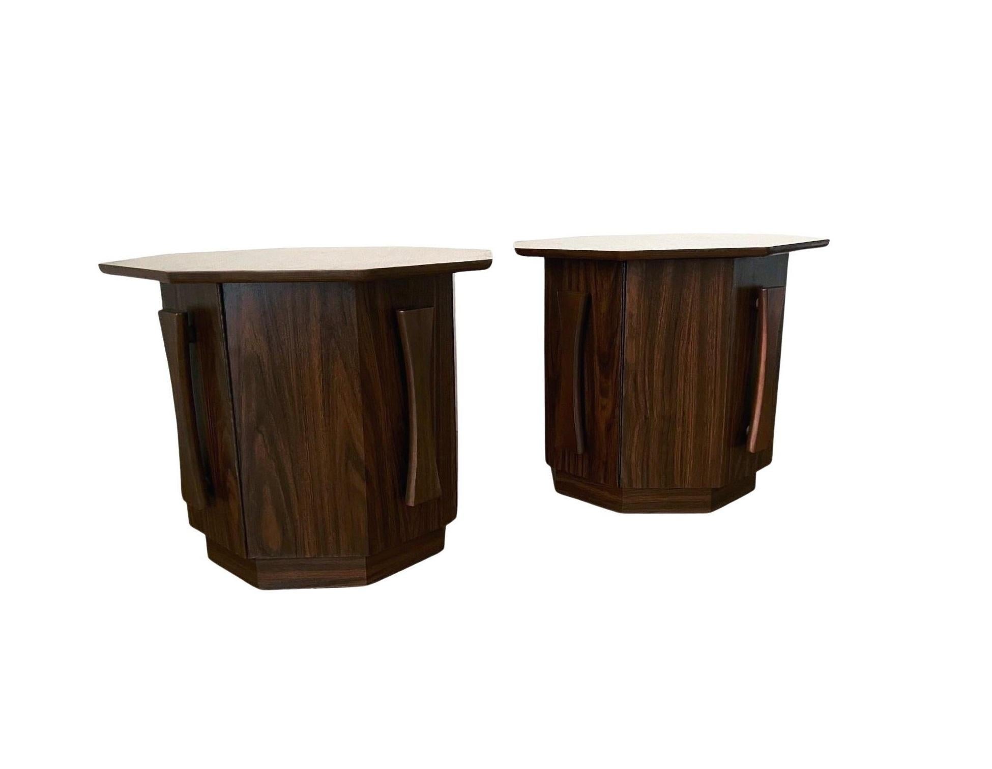 Influenced by Paul Evans’ Brutalist-inspired designs, this stunningly beautiful matching pair of end/bedside tables truly stands out. Each perfectly proportioned cabinet with distinctive eight-sided octagonal form is supported by a recessed plinth