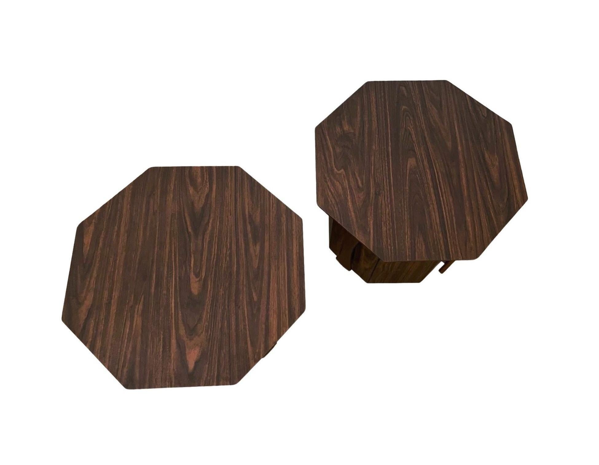 Américain Paire d'armoires octogonales brutalistes / tables de chevet, vers les années 1960 en vente