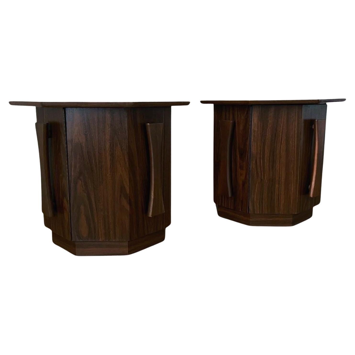 Paire d'armoires octogonales brutalistes / tables de chevet, vers les années 1960 en vente