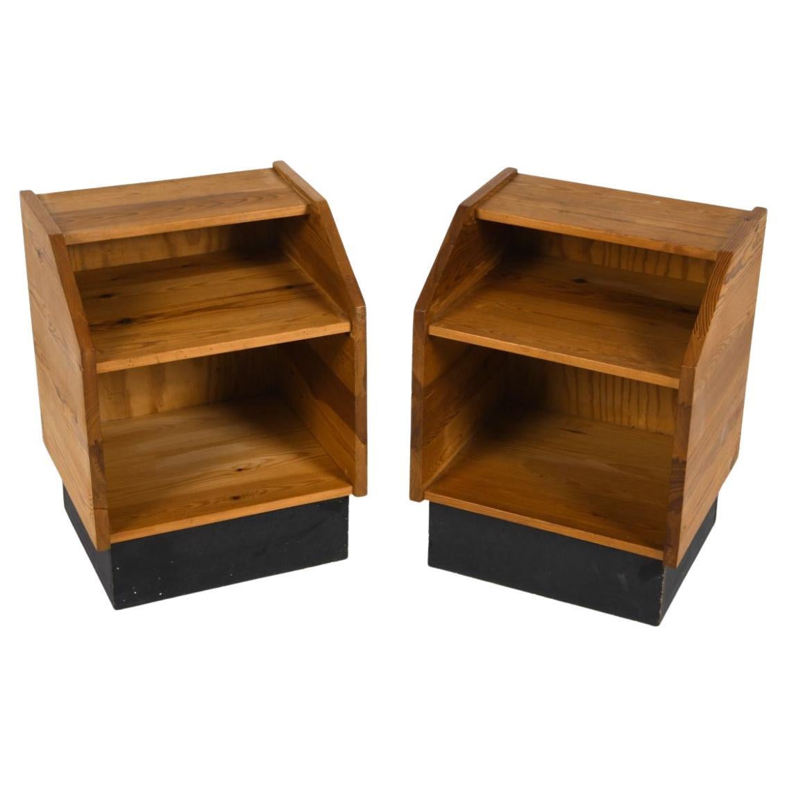 Paire de tables de nuit en pin de style The Modern Scandinavian brutalistes avec des socles peints en noir. Il dispose d'un compartiment supérieur étroit et d'un espace de rangement inférieur plus large. Fabriqué en Suède dans les années 1970. Situé