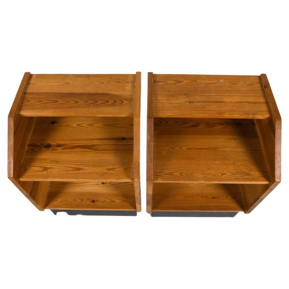 Suédois Pair of brutalist Scandinavian modern Pine nightstands en vente
