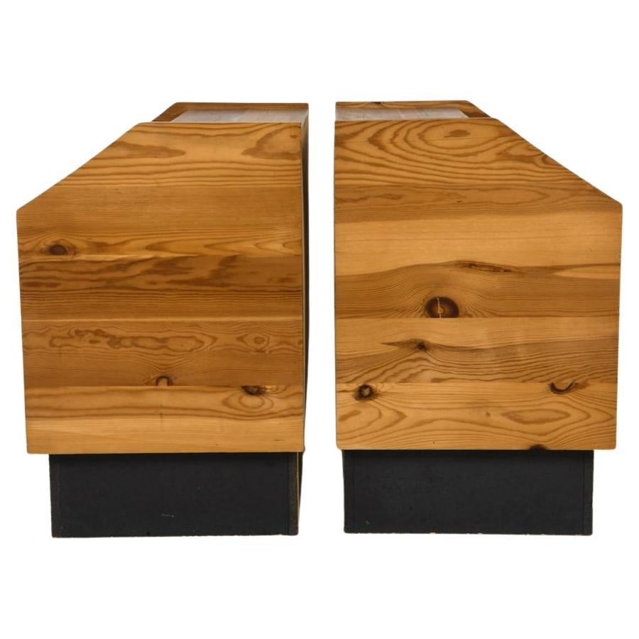 Travail du bois Pair of brutalist Scandinavian modern Pine nightstands en vente