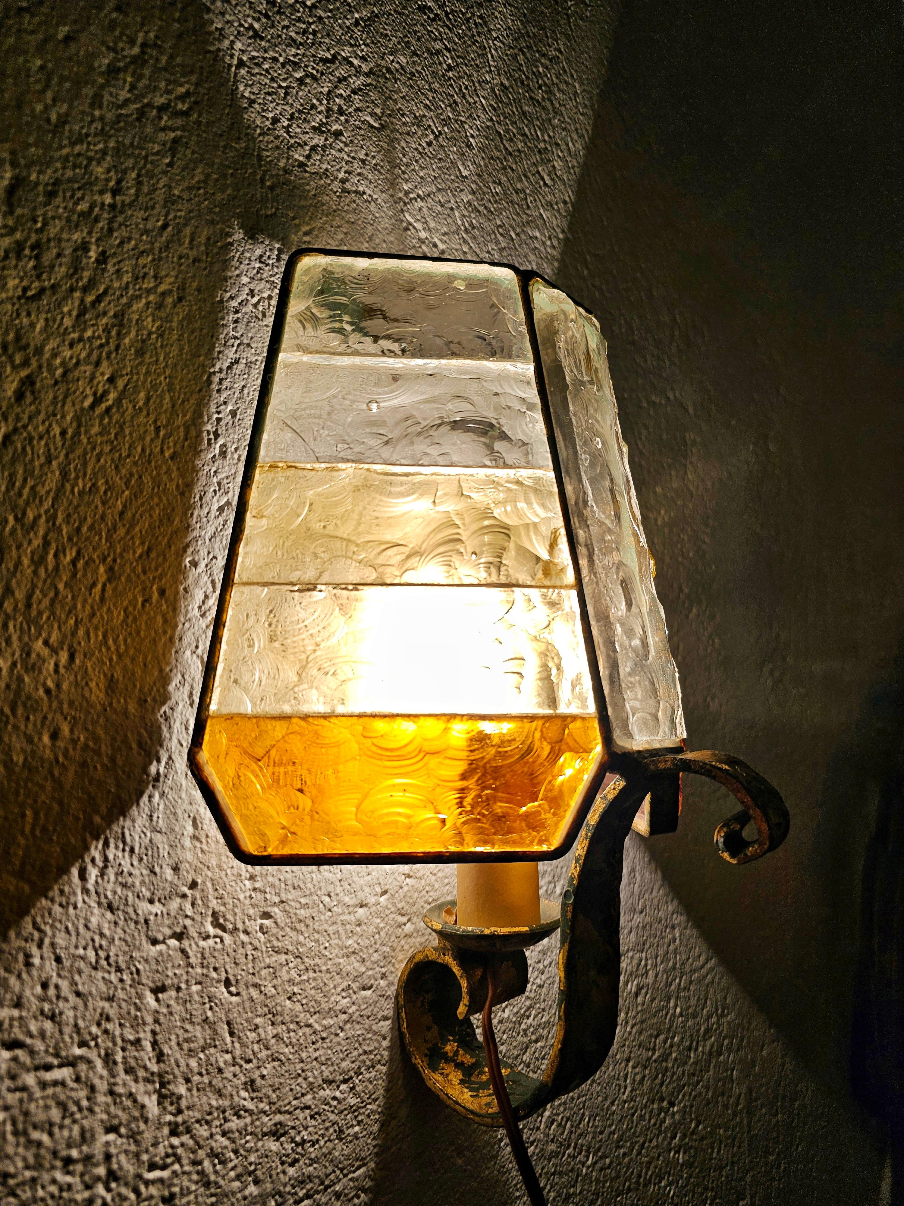 Pair of Brutalist Sconces in hammered glass by Longobard, Italy 1970s In Good Condition For Sale In Beograd, RS