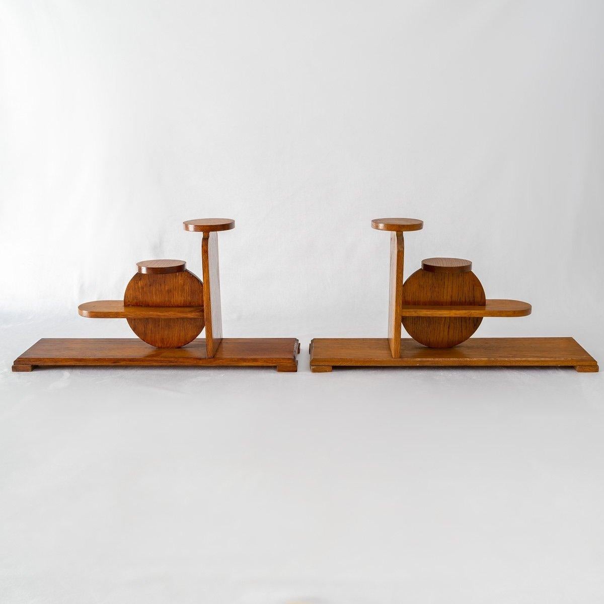 A lovely pair of wall shelves in varnished oak, the pure design with geometric shapes, is a clear reference to brutalism, the architectural style of the modern movement.
This movement was very popular from the 1950s to the 1970s, before gradually