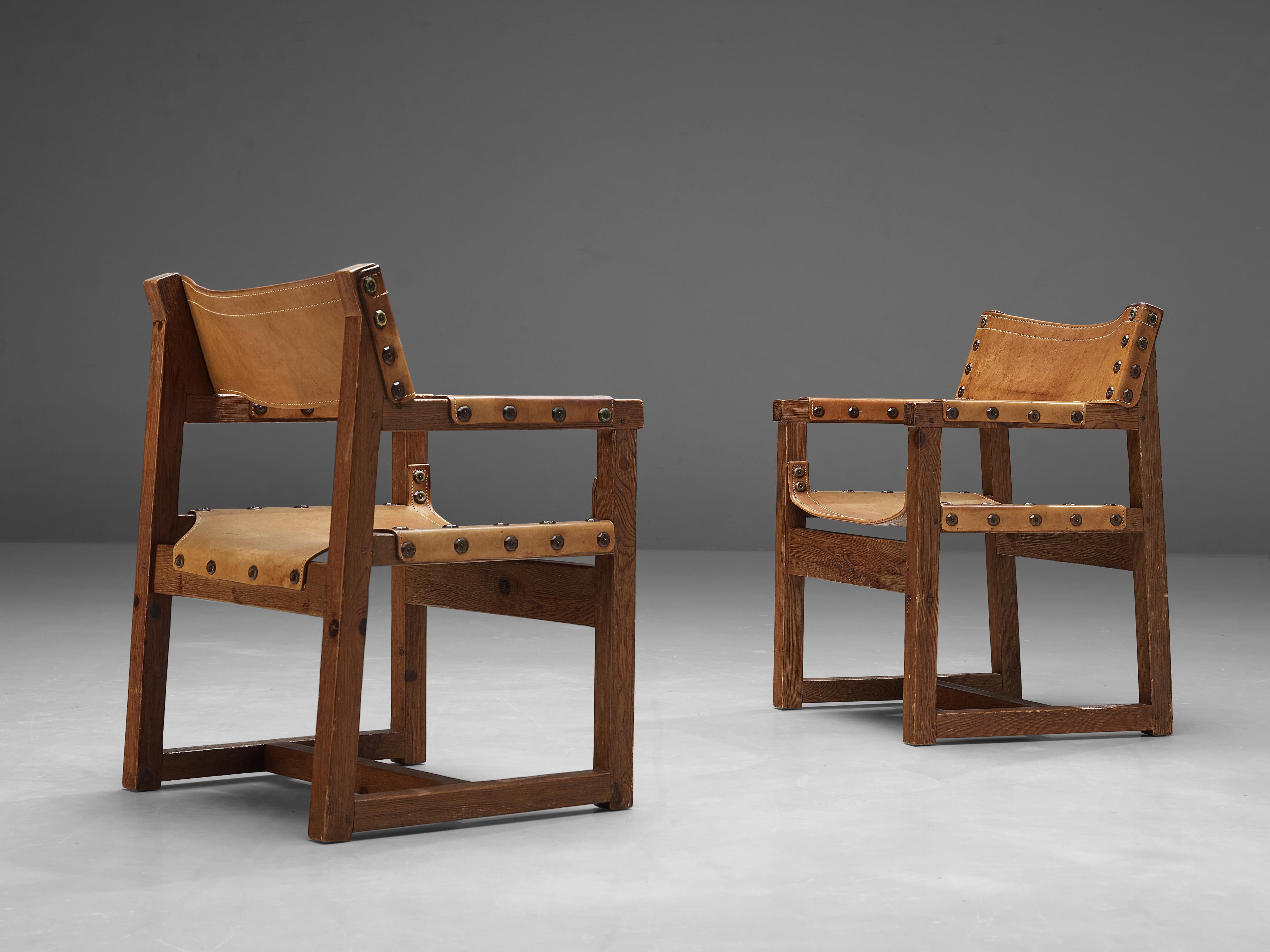 Biosca, pair of chairs, leather, pine, Spain, 1950s 

Sturdy chairs manufactured by the Spanish Biosca. These chairs are made out of pine and have stunning, leather seating. The chairs have a robust look, which is emphasized by decorative nails