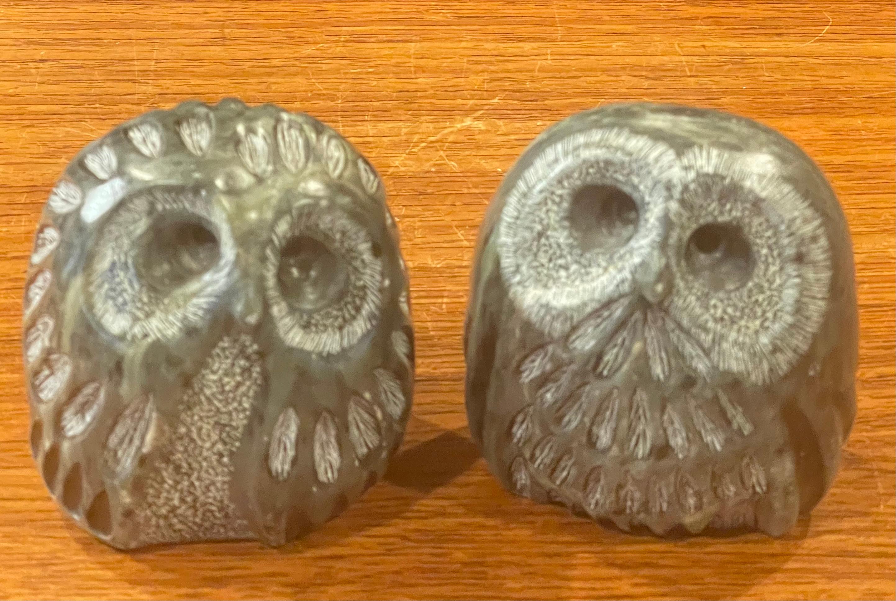 Pair of brutalist style carved soapstone owl sculptures by Glenn Heath, circa 1991. The owls are The set in very good vintage condition with no chips or cracks and each owl measures 3