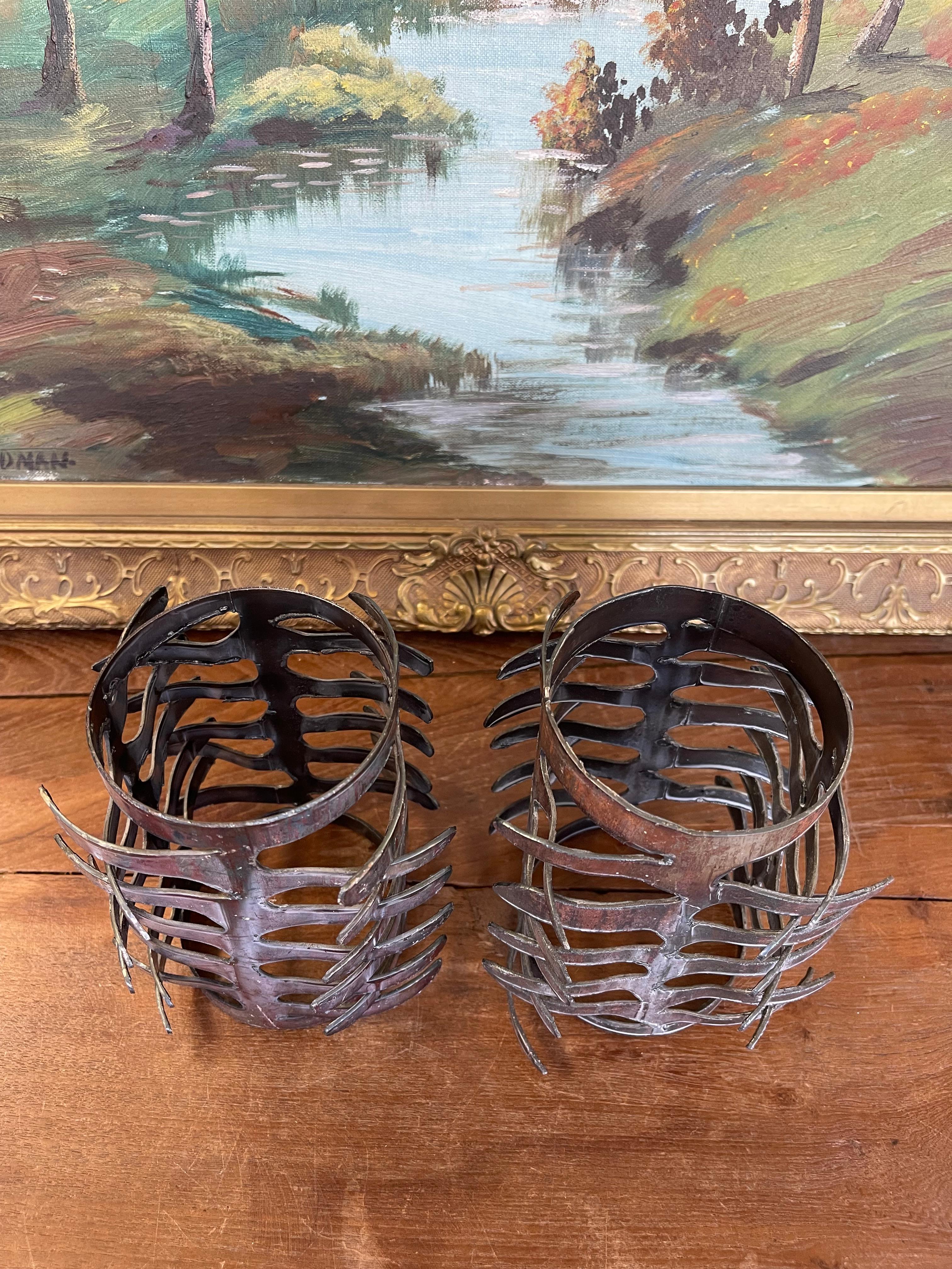 Paar handgeschnittene Metall-Kerzenhalter im brutalistischen Stil, Mitte 20. (Moderne der Mitte des Jahrhunderts) im Angebot