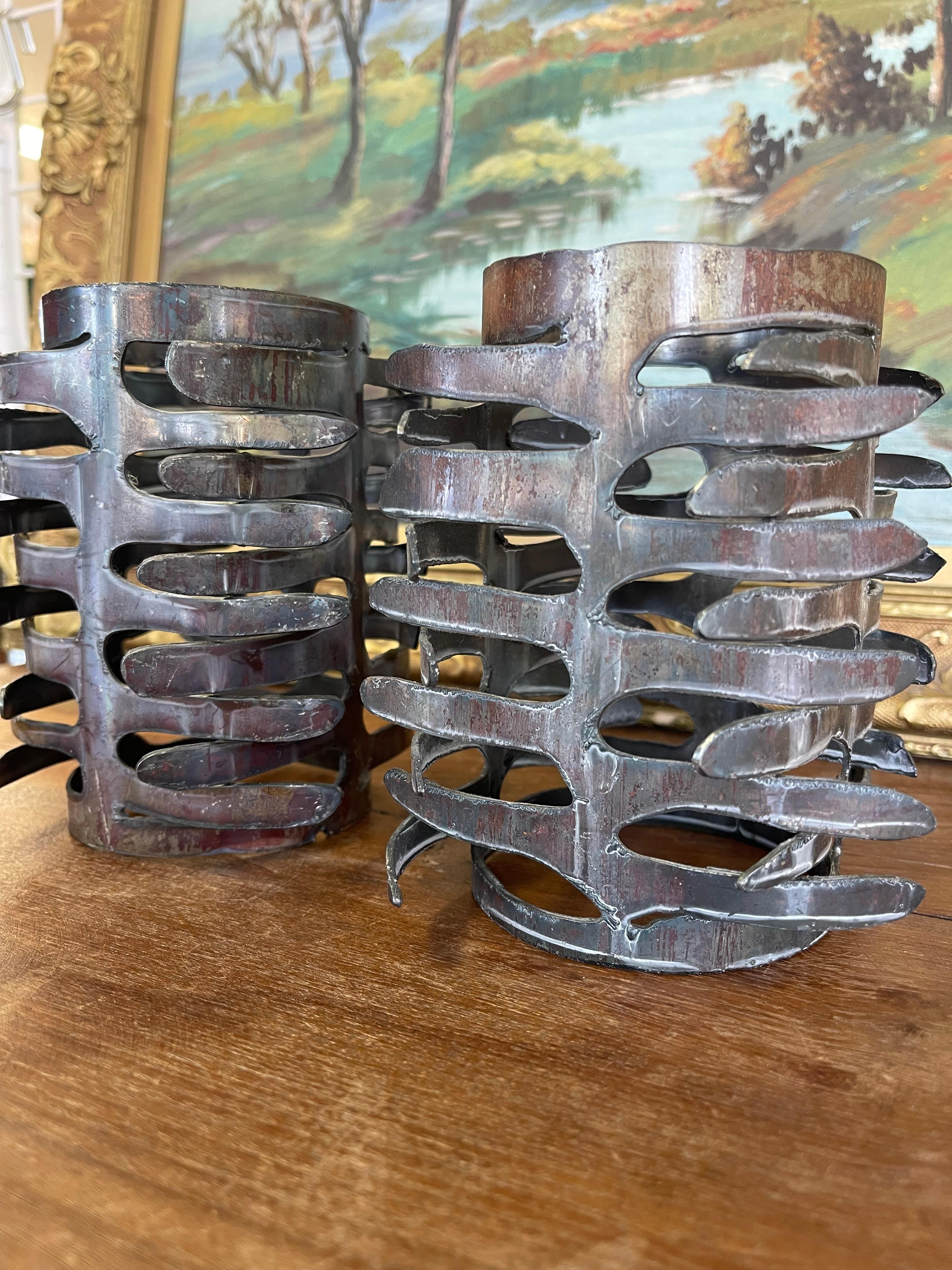 Paar handgeschnittene Metall-Kerzenhalter im brutalistischen Stil, Mitte 20. im Zustand „Gut“ im Angebot in Seattle, WA