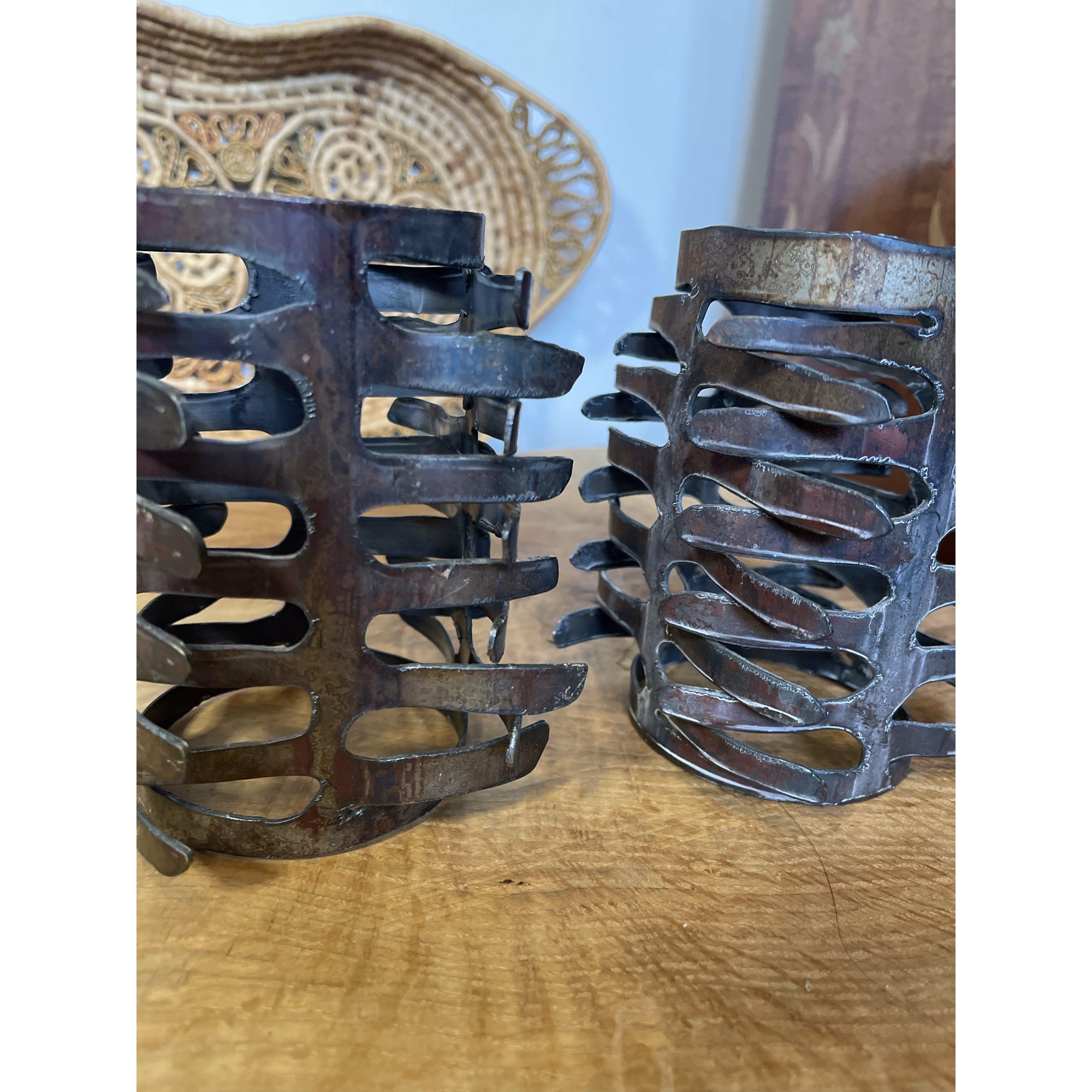 Paar handgeschnittene Metall-Kerzenhalter im brutalistischen Stil, Mitte 20. im Angebot 3