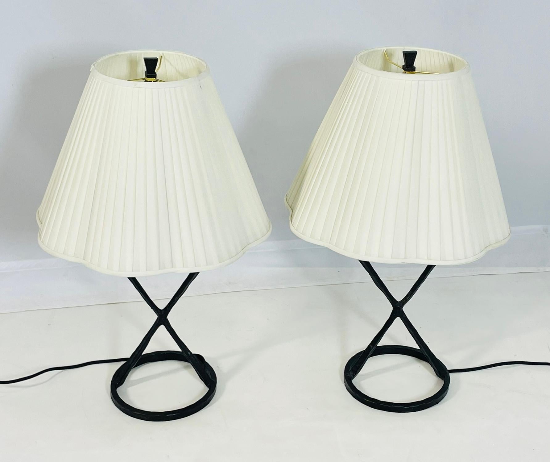 Élevez votre décoration intérieure avec cette superbe paire de lampes de table de style brutaliste conçue et fabriquée par Visual Comfort et faisant partie de la Collection 