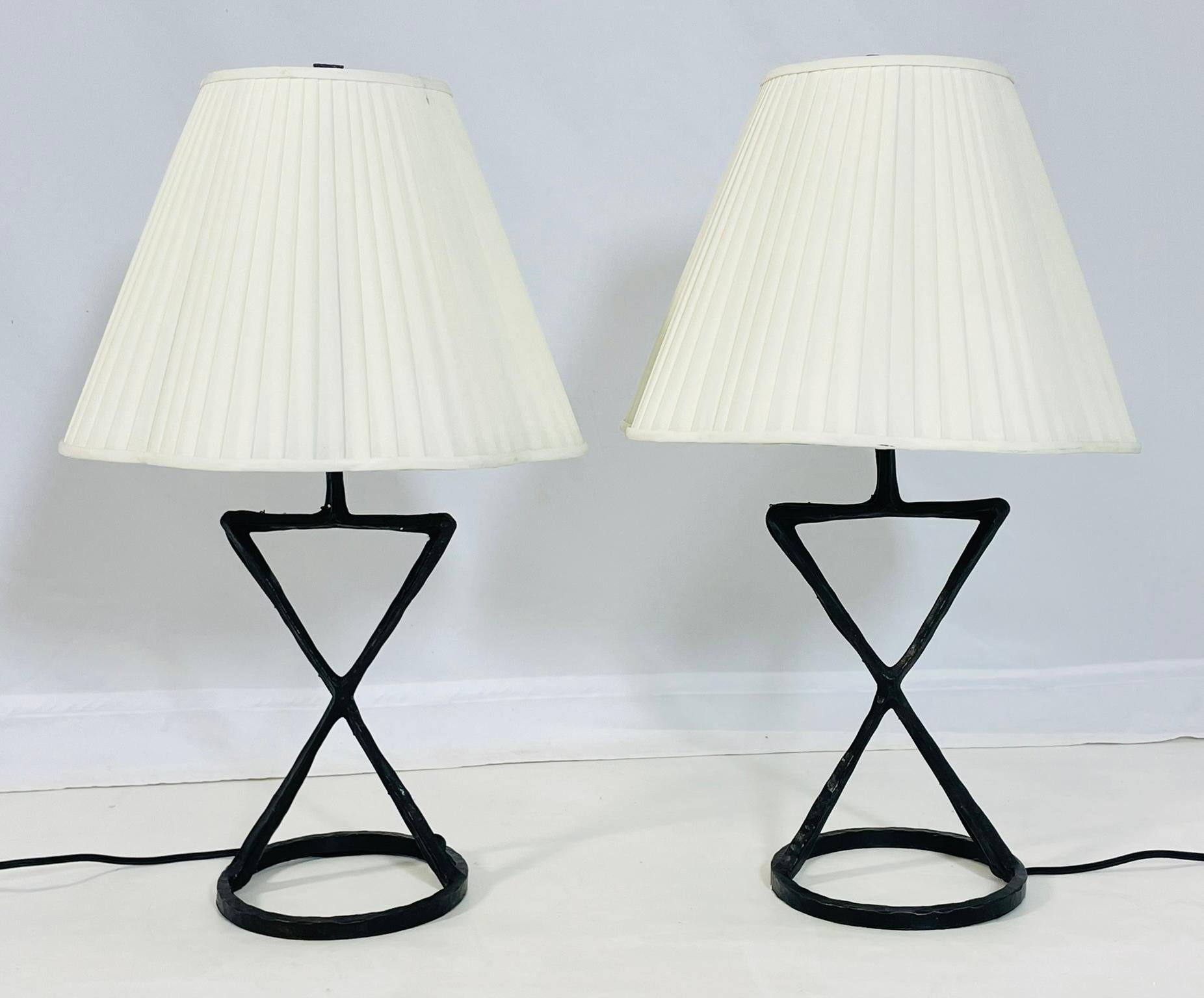 Brutalisme Paire de lampes de table de style brutaliste par Visual Comfort de la collection Anneu en vente