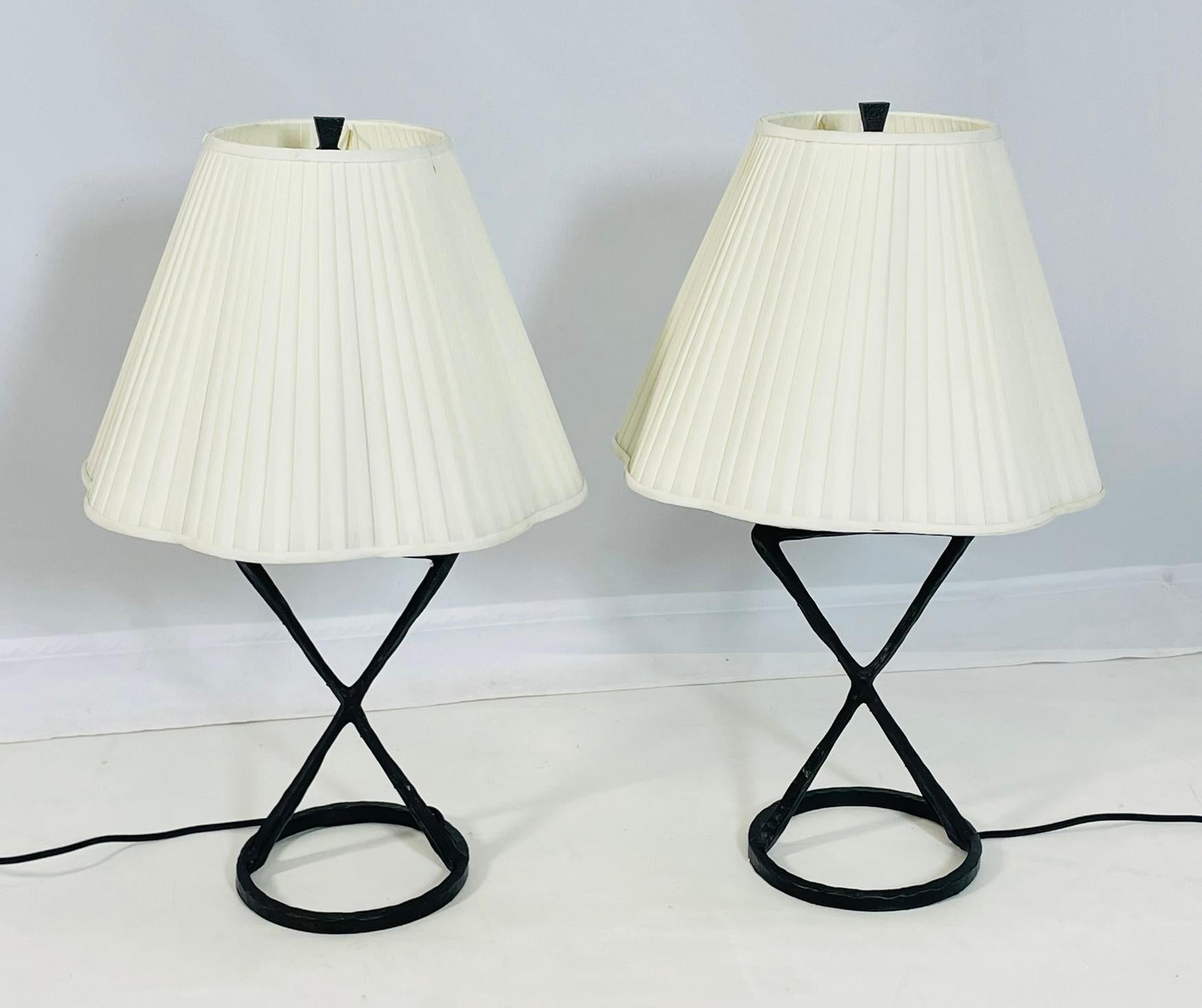 Chinois Paire de lampes de table de style brutaliste par Visual Comfort de la collection Anneu en vente