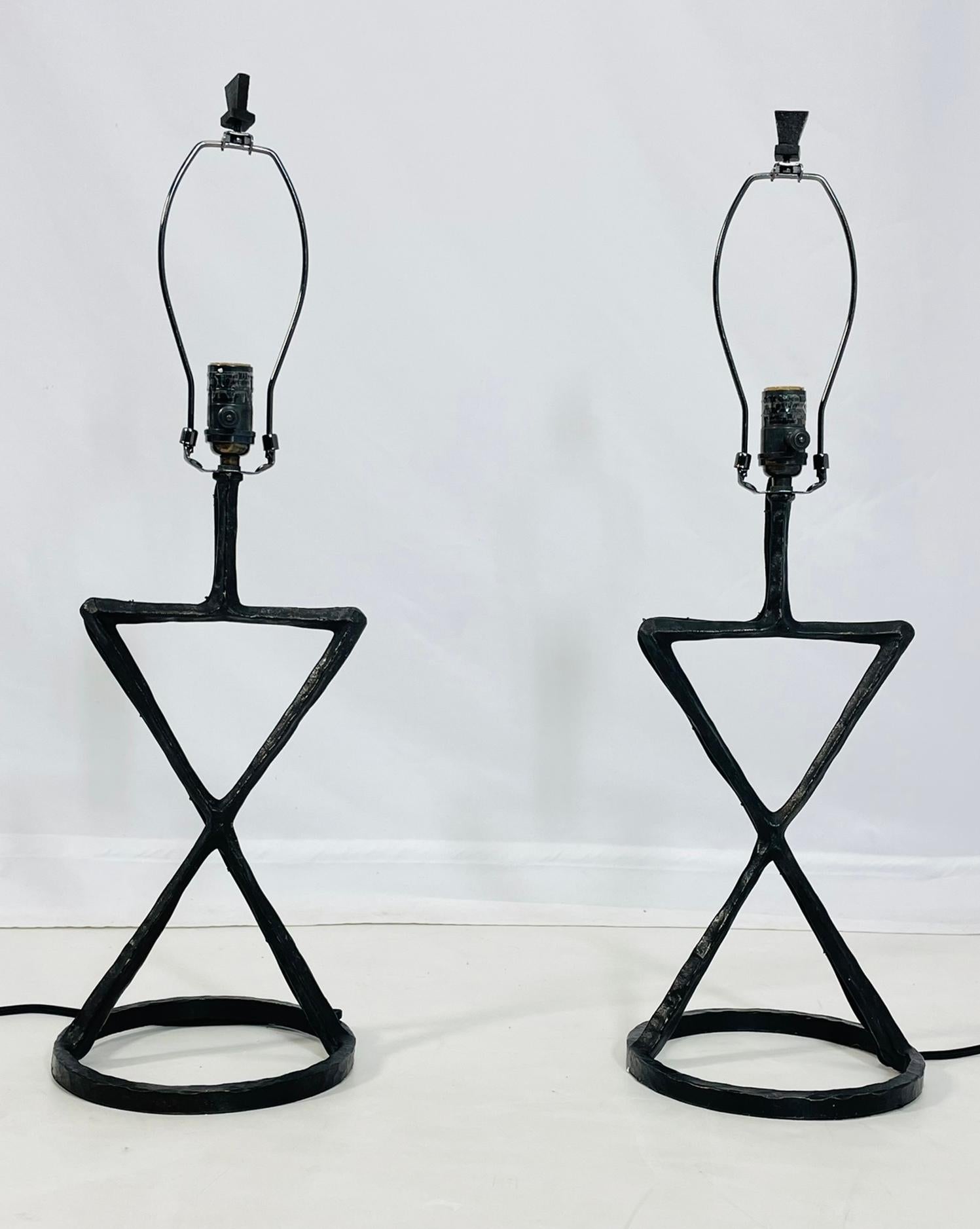 Fait main Paire de lampes de table de style brutaliste par Visual Comfort de la collection Anneu en vente