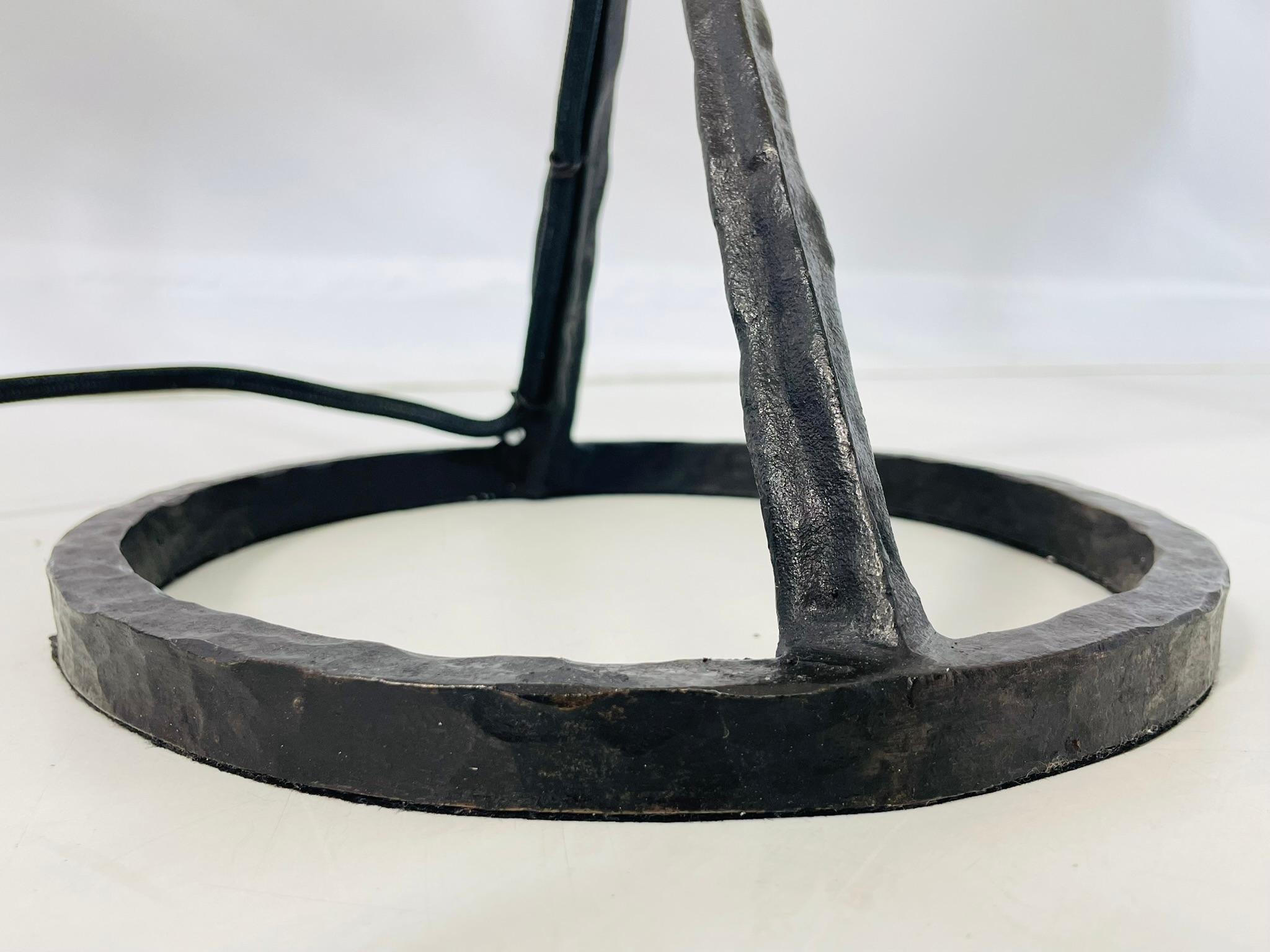 Fer Paire de lampes de table de style brutaliste par Visual Comfort de la collection Anneu en vente