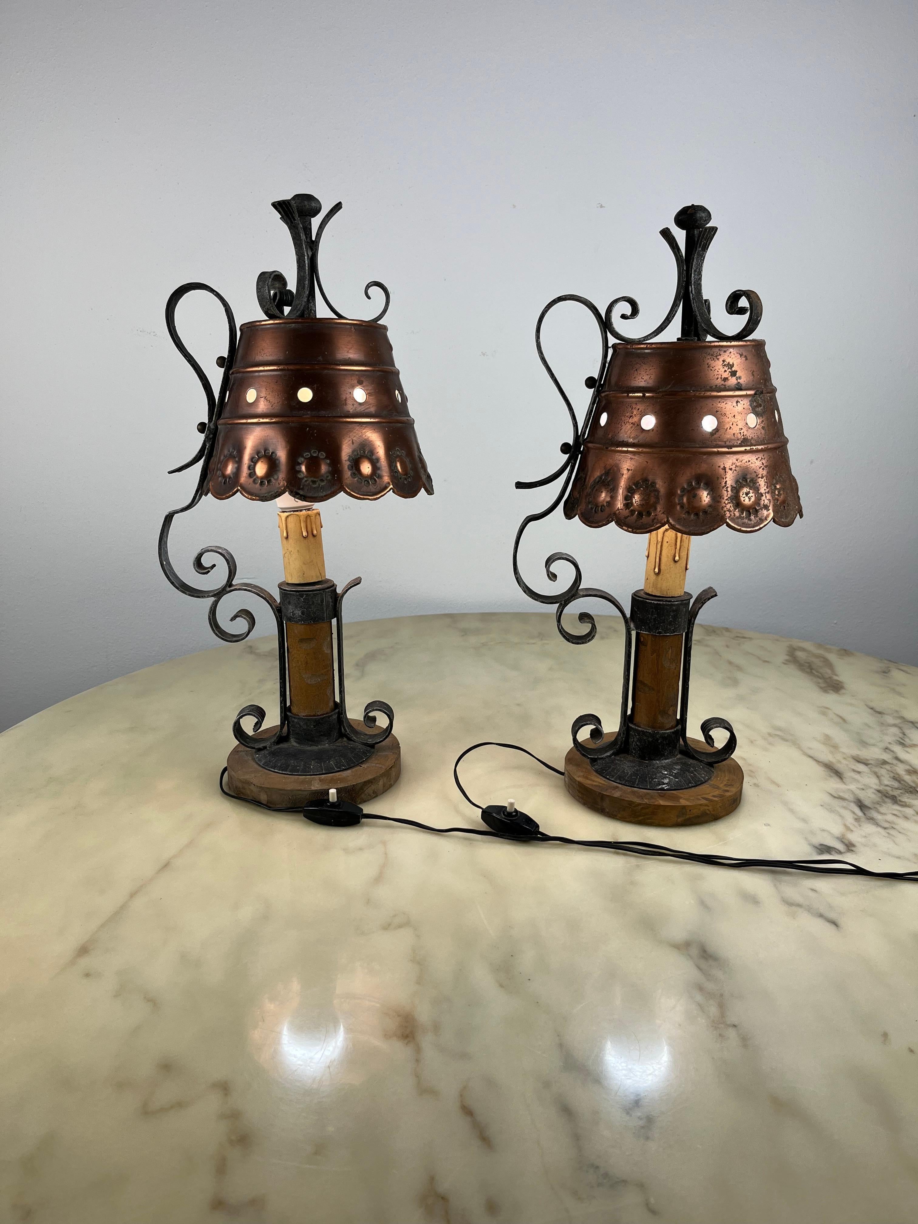 Ensemble de 2 pièces Mid-Century  Lampes de table italiennes de style brutaliste, années 1960.
Fabriqués principalement en fer et en cuivre, ils représentent le mieux les objets typiques du Brutalisme.

Nous garantissons un emballage adéquat et nous