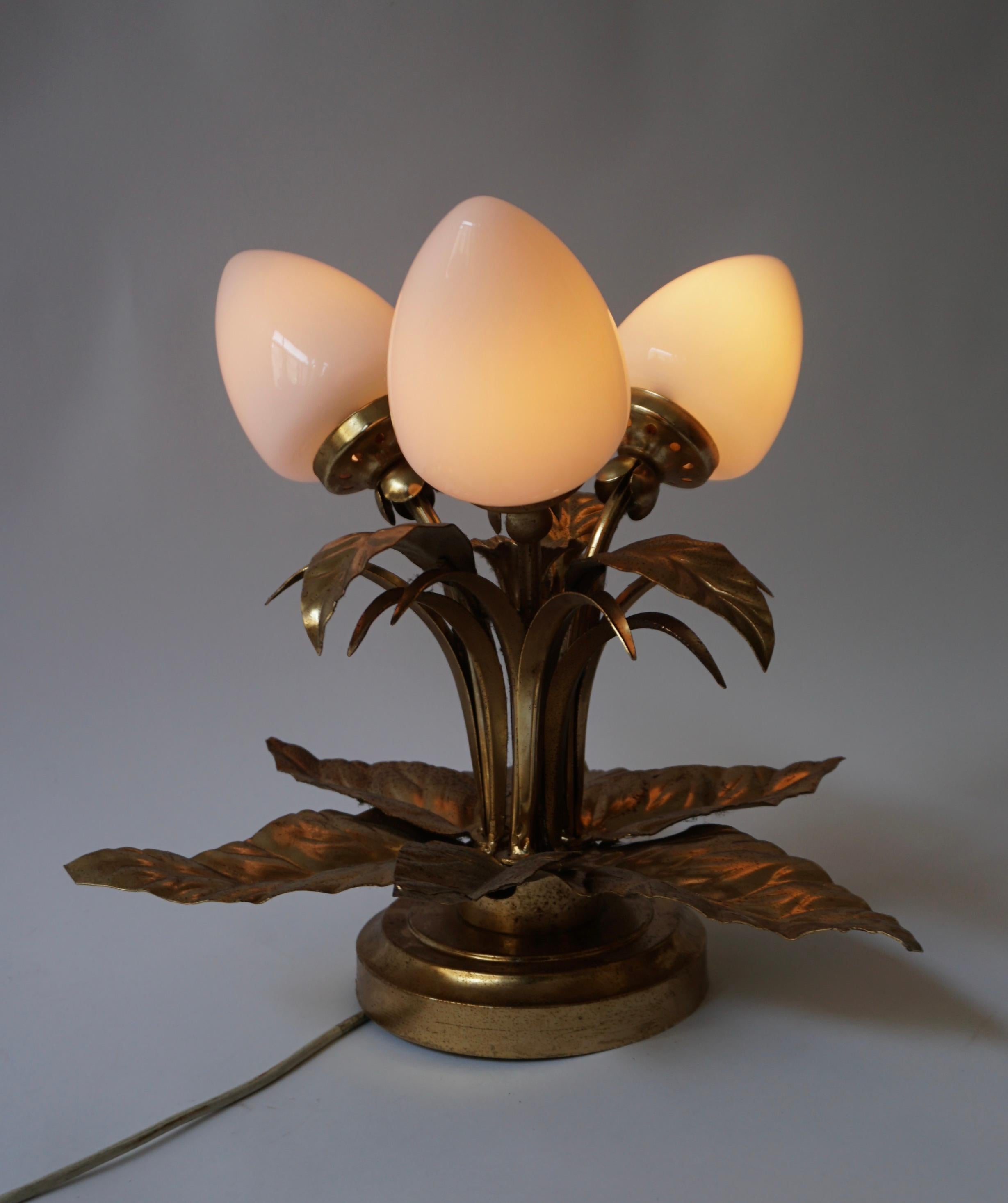 Pair of Brutalist Sunburst Flower Light Fixtures in Gilt Metal In Good Condition For Sale In Antwerp, BE