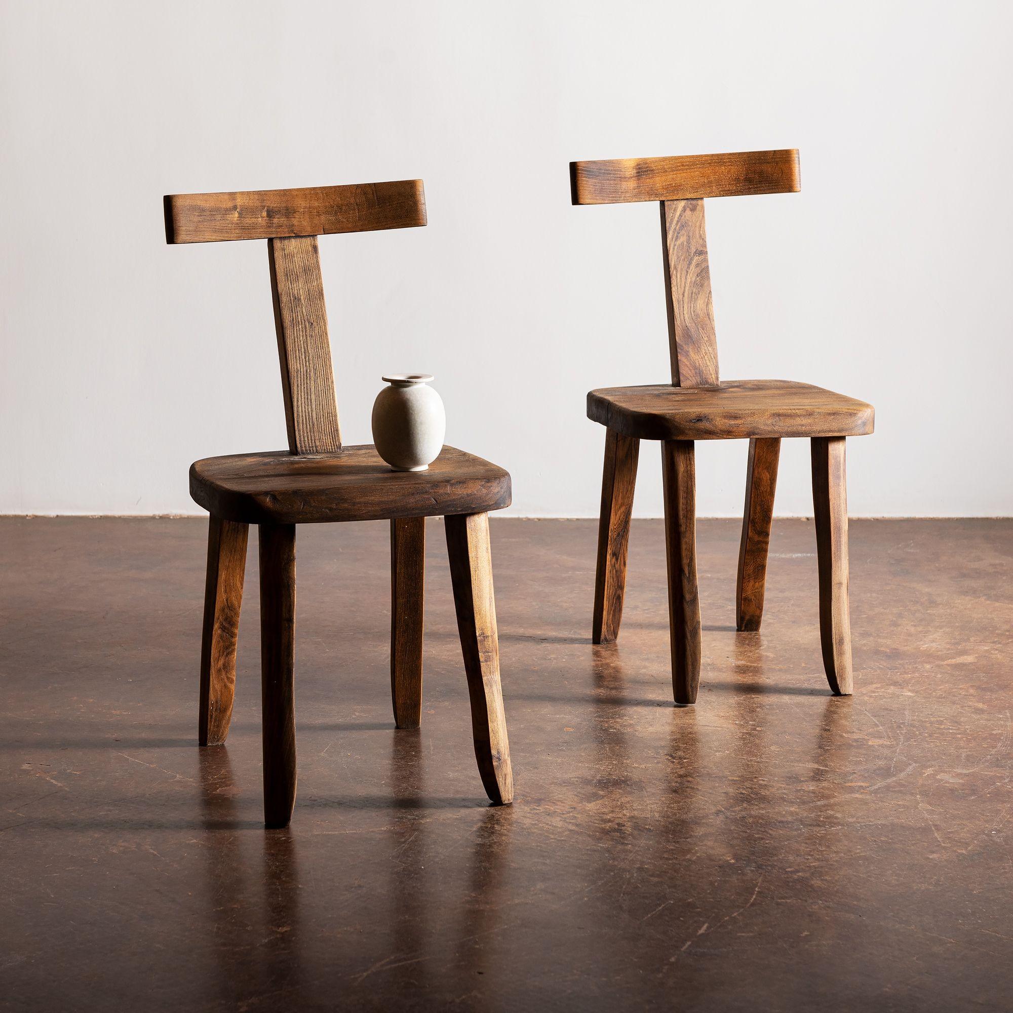 A lovely pair of minimalist chairs by Olavi Hanninen hand-crafted in solid elm. Finland, 1950s