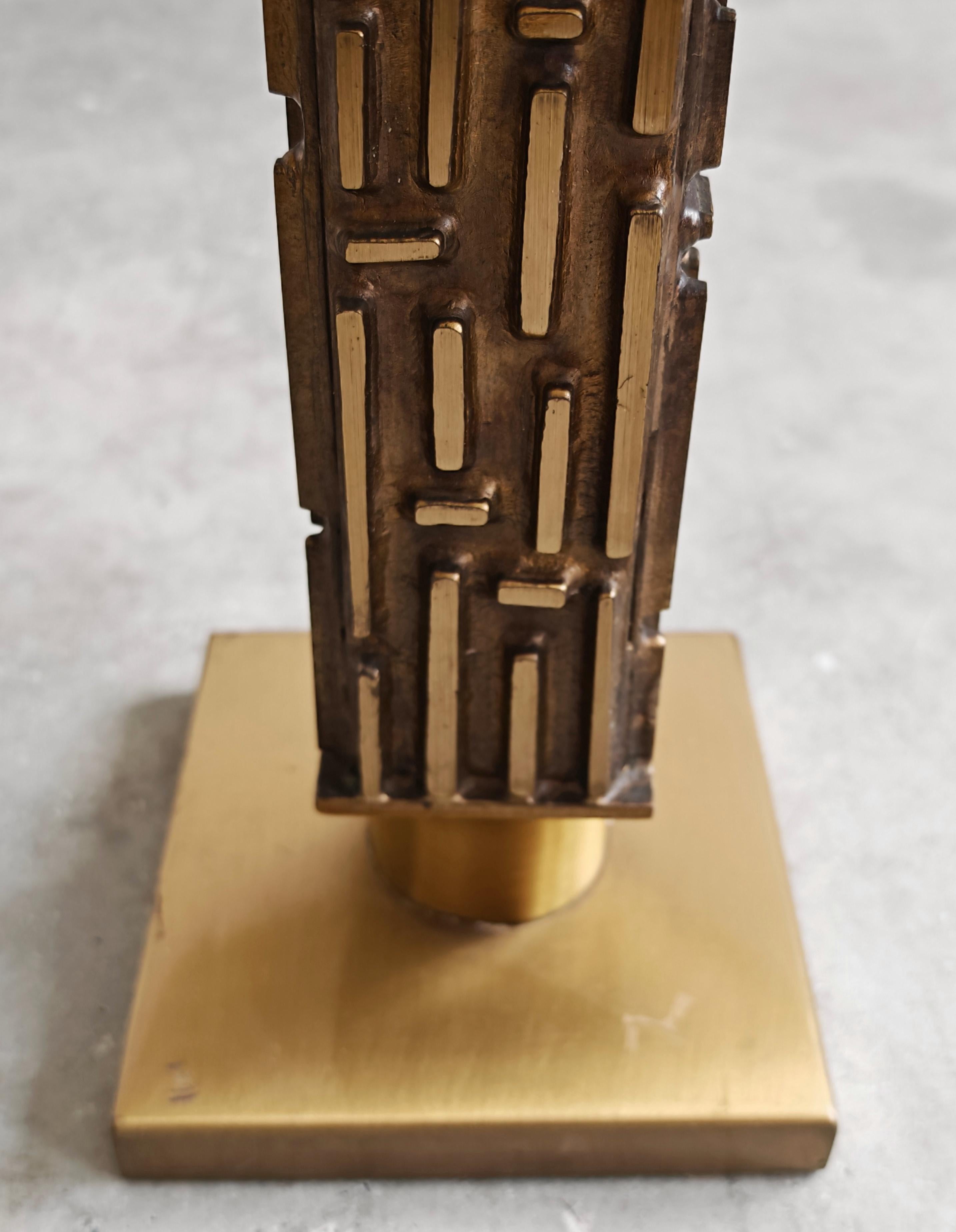 Coppia di lampade da tavolo brutaliste in bronzo di Luciano Frigerio, Italia anni '70 4