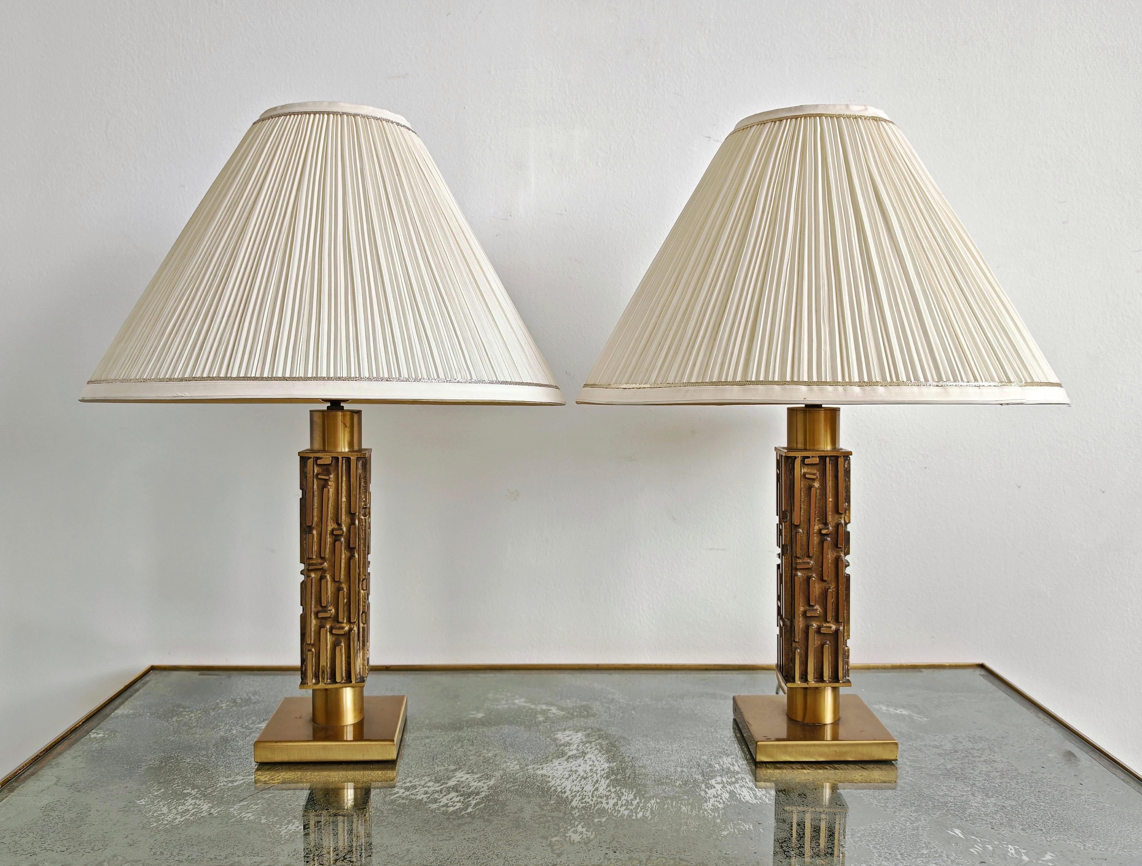 In questo annuncio troverai una coppia di straordinarie lampade da tavolo brutaliste disegnate da Luciano Frigerio. Le lampade presentano il suo caratteristico tocco scultoreo, con la base della lampada realizzata in una combinazione di ottone e