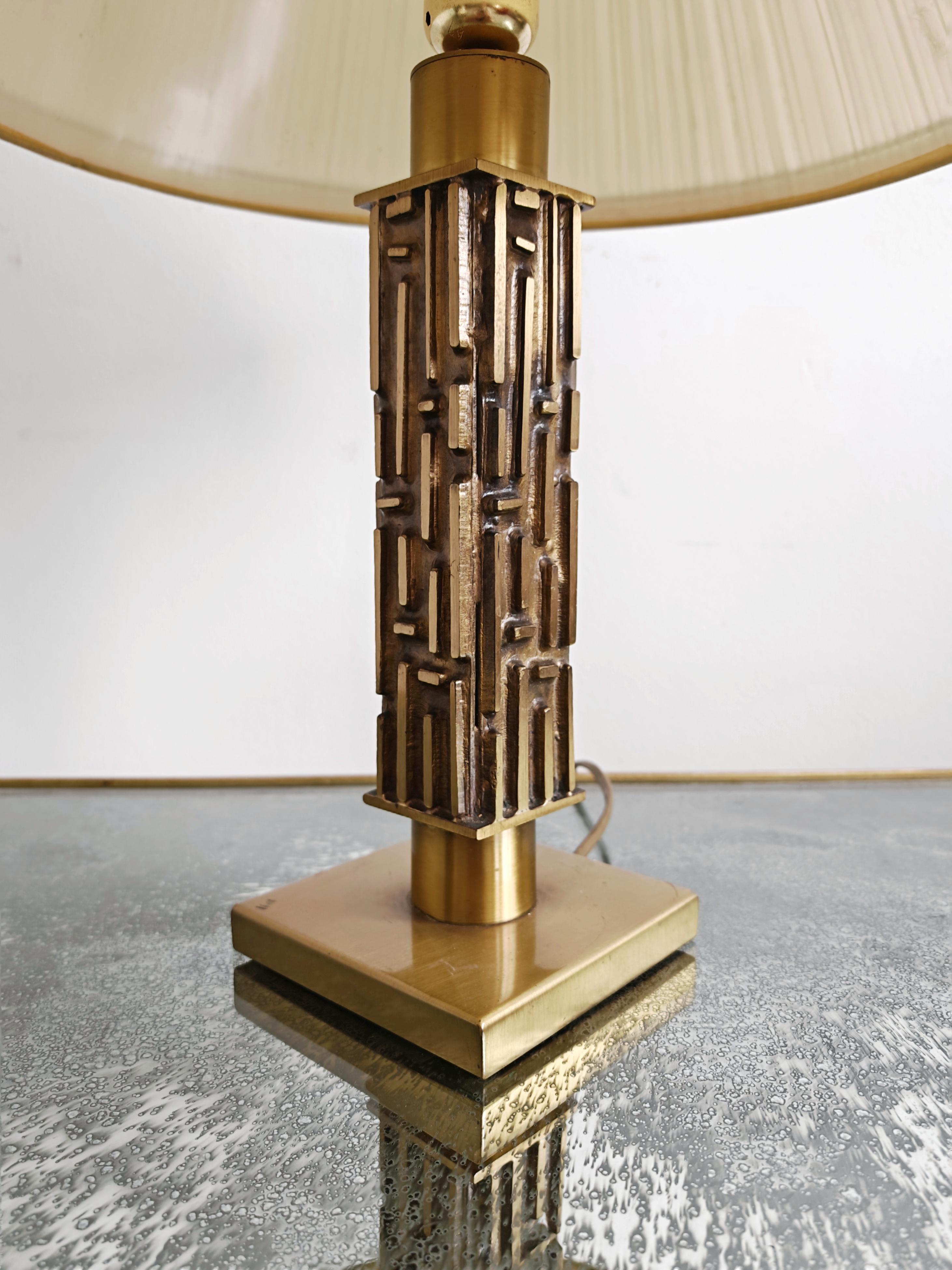 Fine XX secolo Coppia di lampade da tavolo brutaliste in bronzo di Luciano Frigerio, Italia anni '70