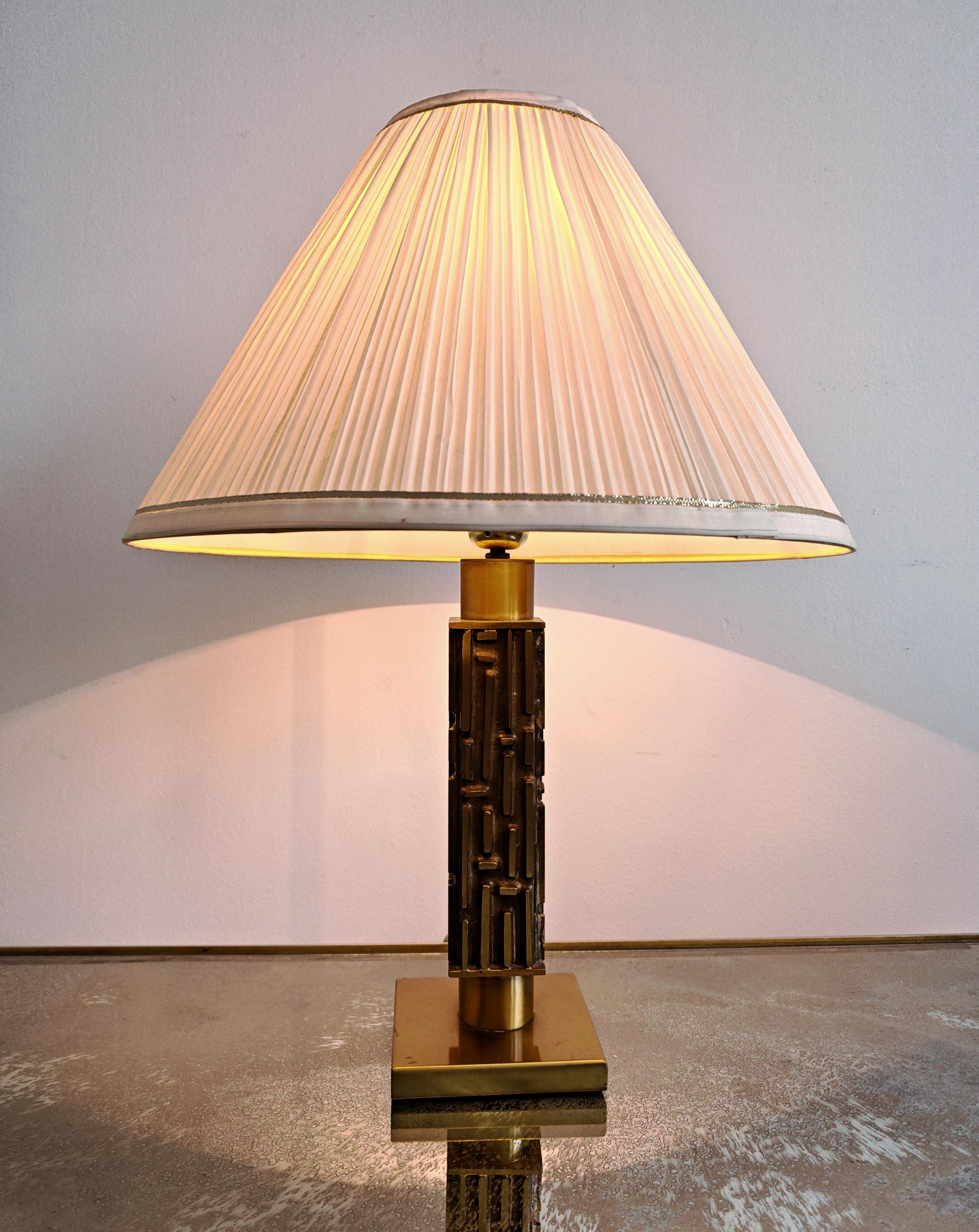 Ottone Coppia di lampade da tavolo brutaliste in bronzo di Luciano Frigerio, Italia anni '70