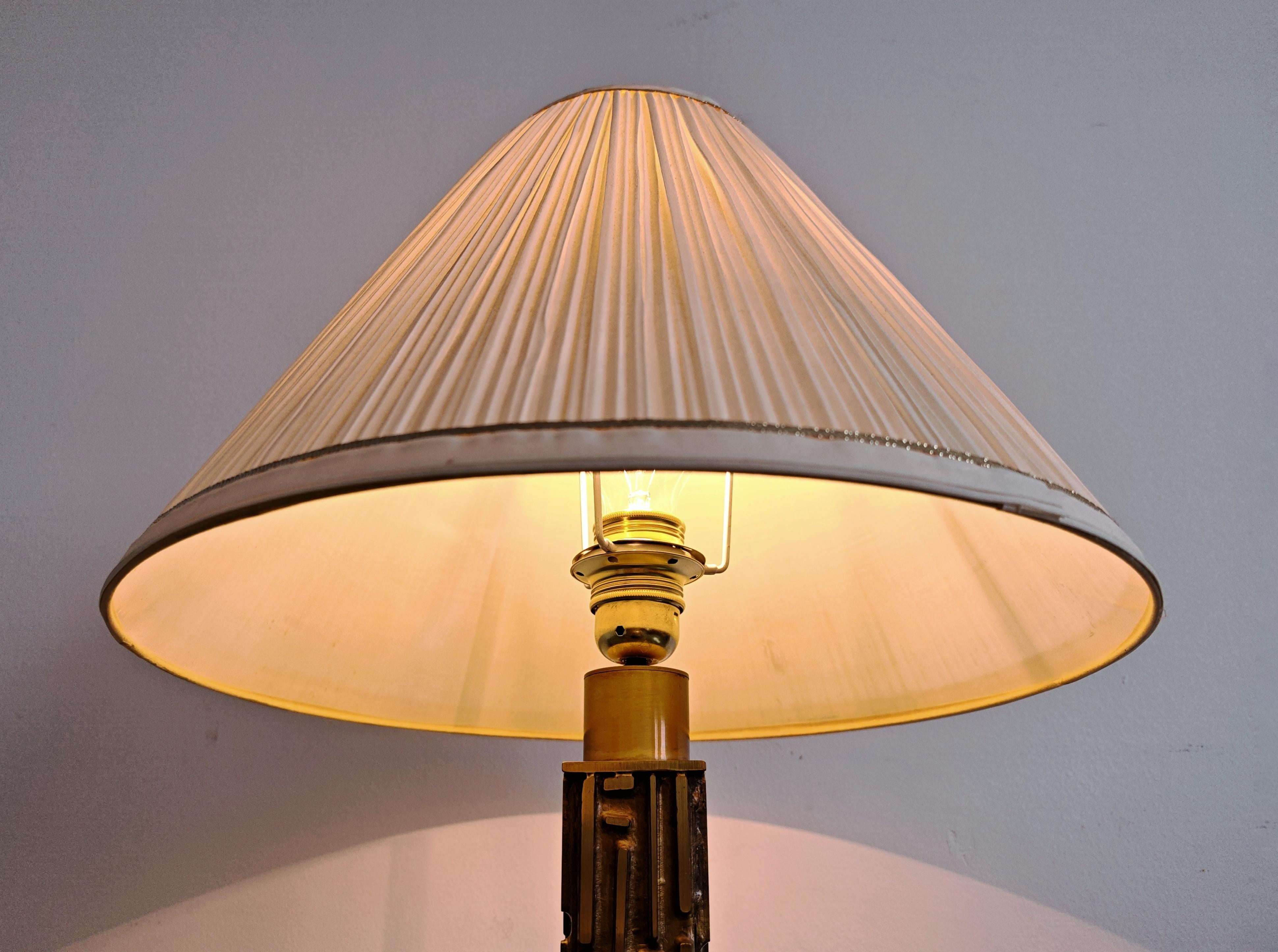 Coppia di lampade da tavolo brutaliste in bronzo di Luciano Frigerio, Italia anni '70 1