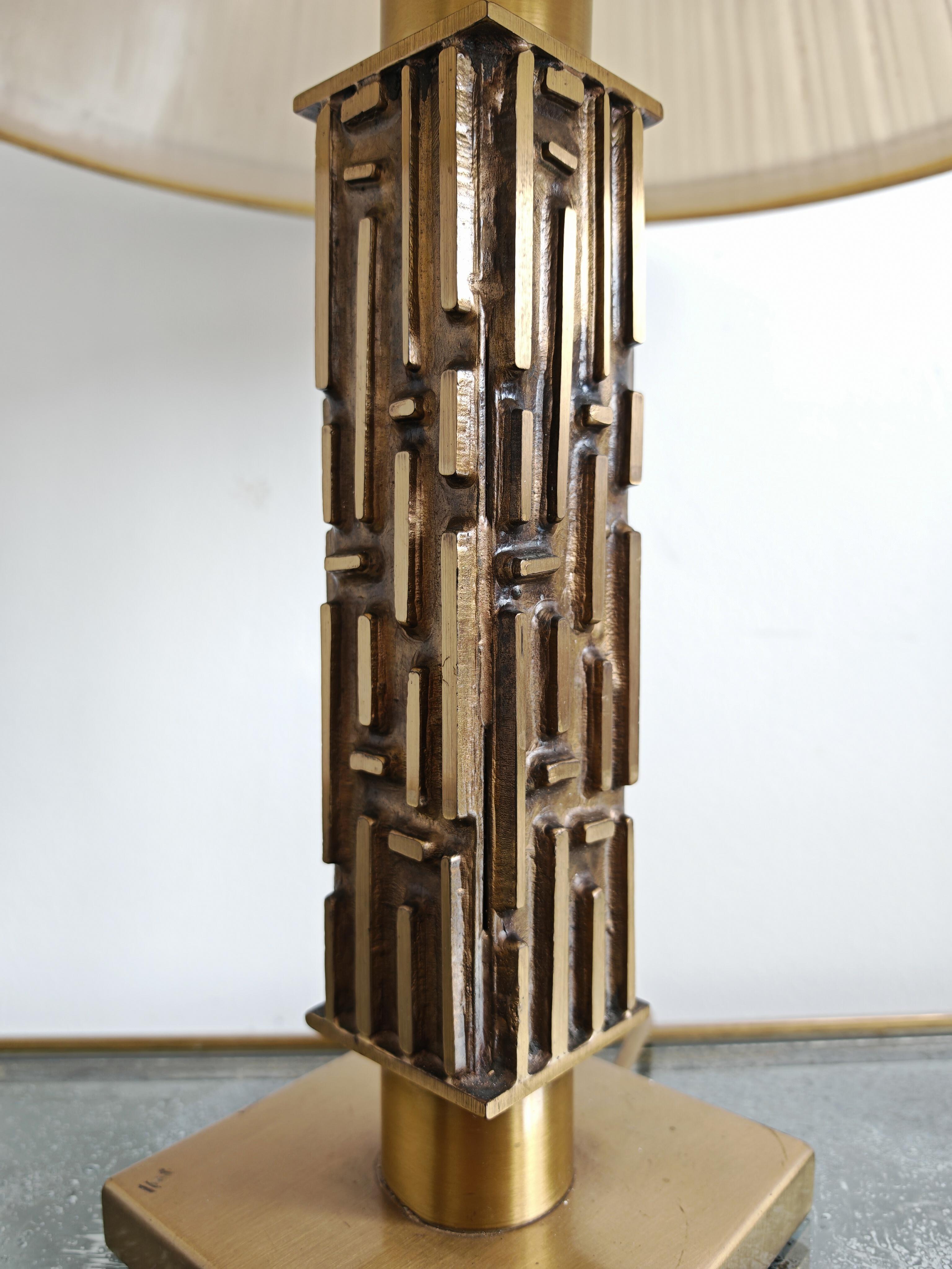 Coppia di lampade da tavolo brutaliste in bronzo di Luciano Frigerio, Italia anni '70 2