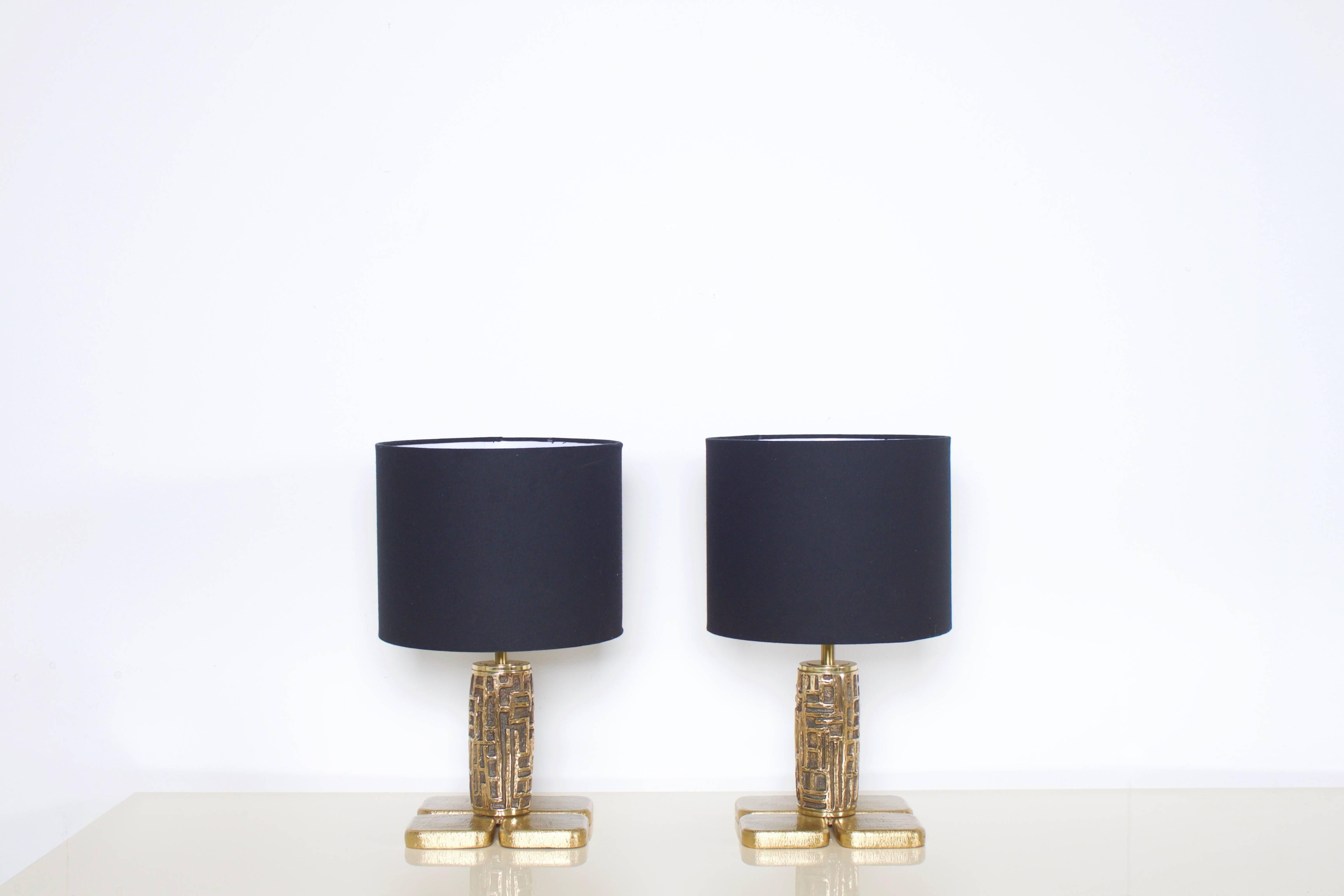 Pair of Brutalist table lamps Luciano Frigerio in very good condition.

Produced by Frigerio di Desio in the 1970s

Heavy massive bronze foot, original cords.

Black shade.

Each Lamp takes a E27 bulb, 75 Watt max.

 Luciano Frigerio was