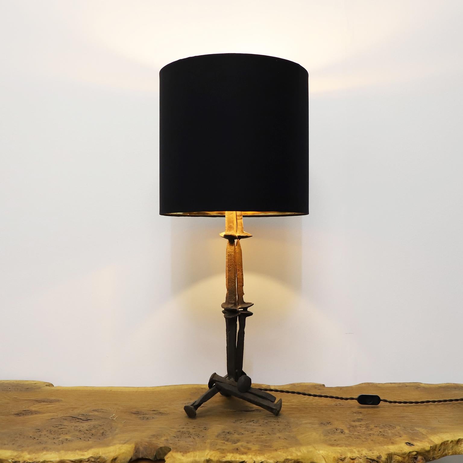 Circa 1960. Nous vous proposons cette paire de lampes de table brutaliste en fer. Pour un meilleur transport moins cher et rapide, les abat-jour ne sont pas inclus.