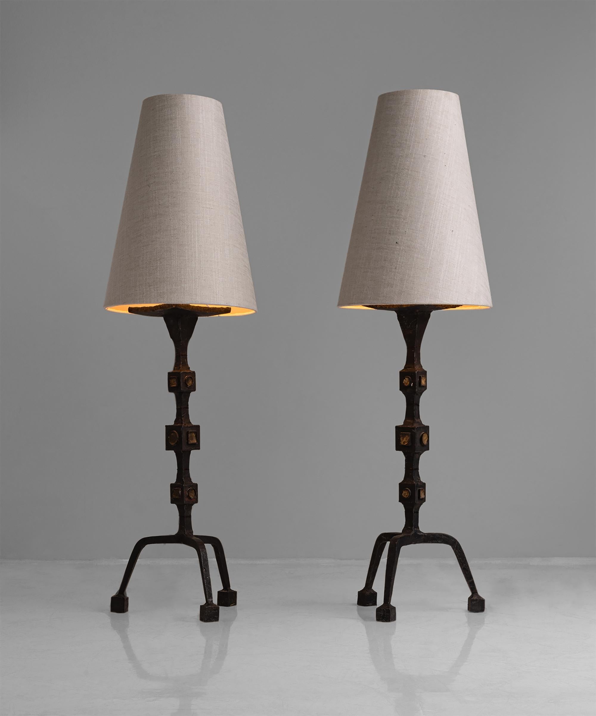 Pair of Brutalist table lamps

Spain circa 1960

Wrought iron lamps with original gold paint on 3 splayed legs with new linen shade.

Measures: 11.5