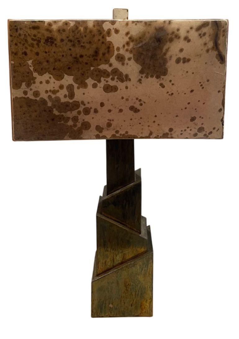 Ein auffälliges Paar Tischlampen im brutalistischen Stil, die im 21. Jahrhundert in den Vereinigten Staaten handgefertigt wurden. Jede Leuchte hat einen kühnen, schildpattfarbenen Messingsockel mit einer starken geometrischen Form, die für das