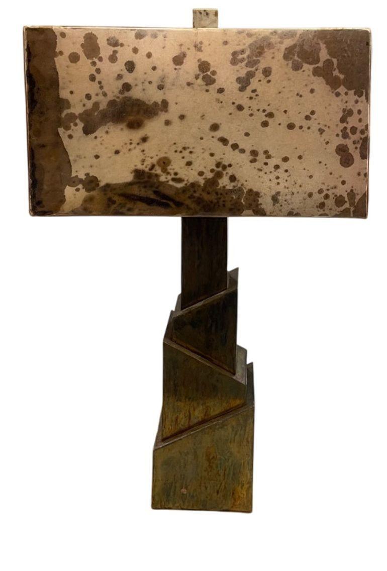 Zwei brutalistische Tischlampen mit Sockel aus Schildpattmessing und pergamentfarbenen Lampenschirmen. (amerikanisch) im Angebot