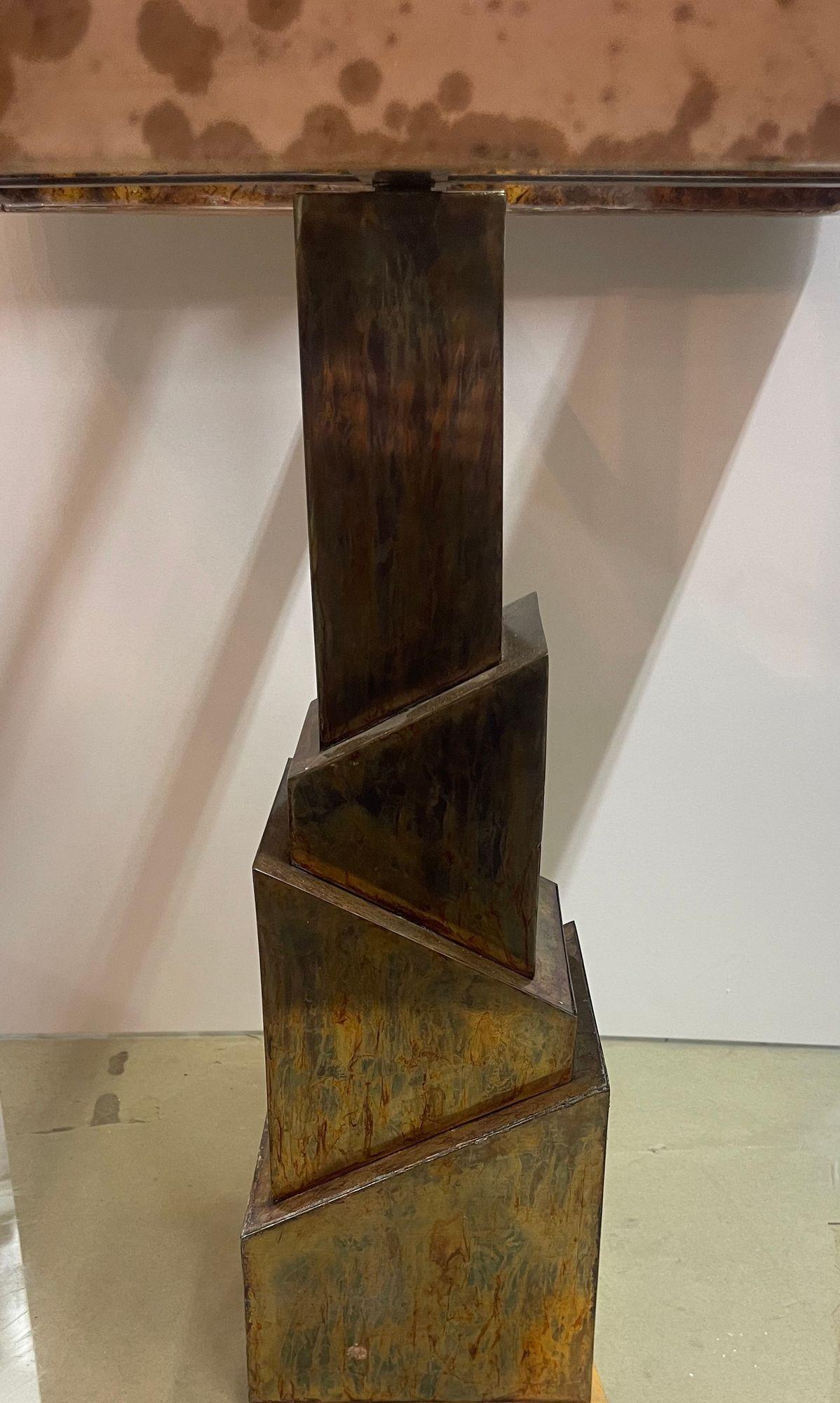 Zwei brutalistische Tischlampen mit Sockel aus Schildpattmessing und pergamentfarbenen Lampenschirmen. im Angebot 1