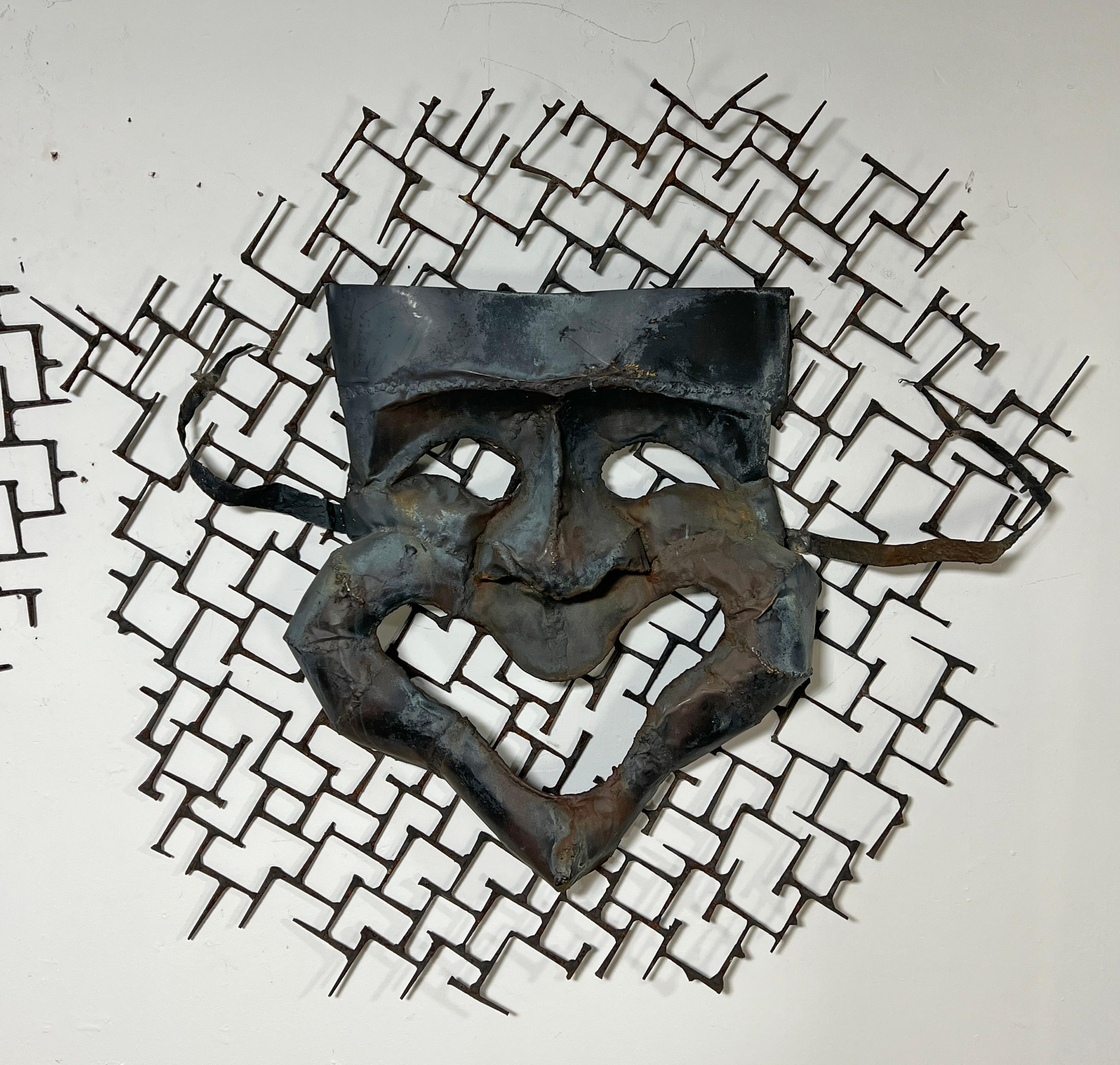 Pareja de esculturas de pared Brutalistas Tespianas a la Manera de Weinberg Circa 1950s Moderno de mediados de siglo en venta
