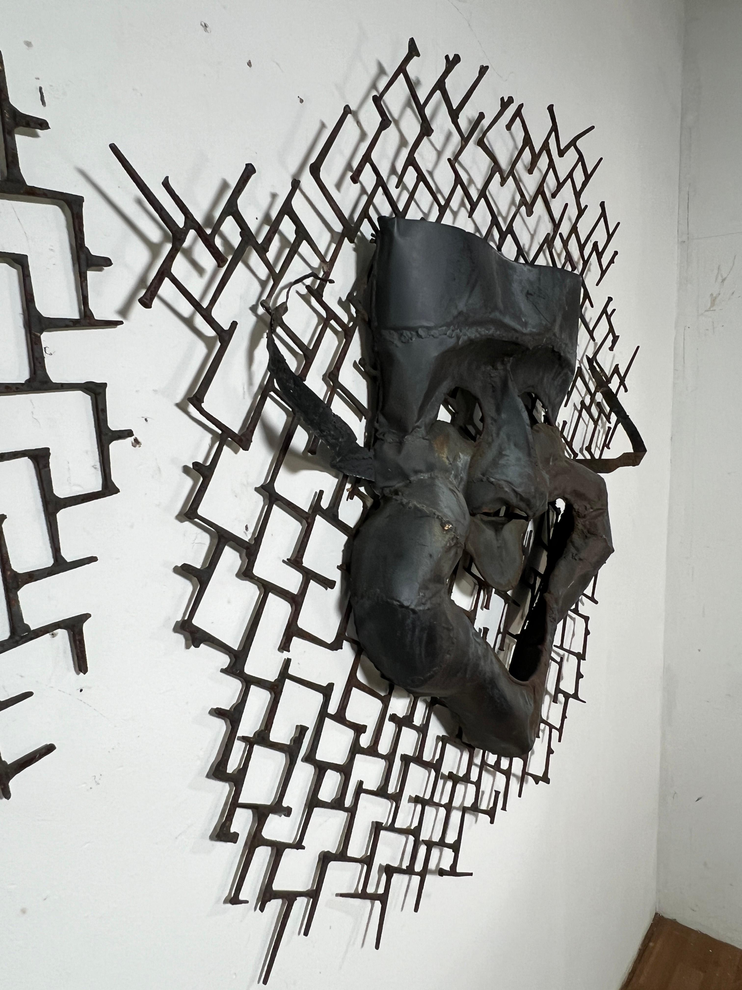 Pareja de esculturas de pared Brutalistas Tespianas a la Manera de Weinberg Circa 1950s mediados del siglo XX en venta