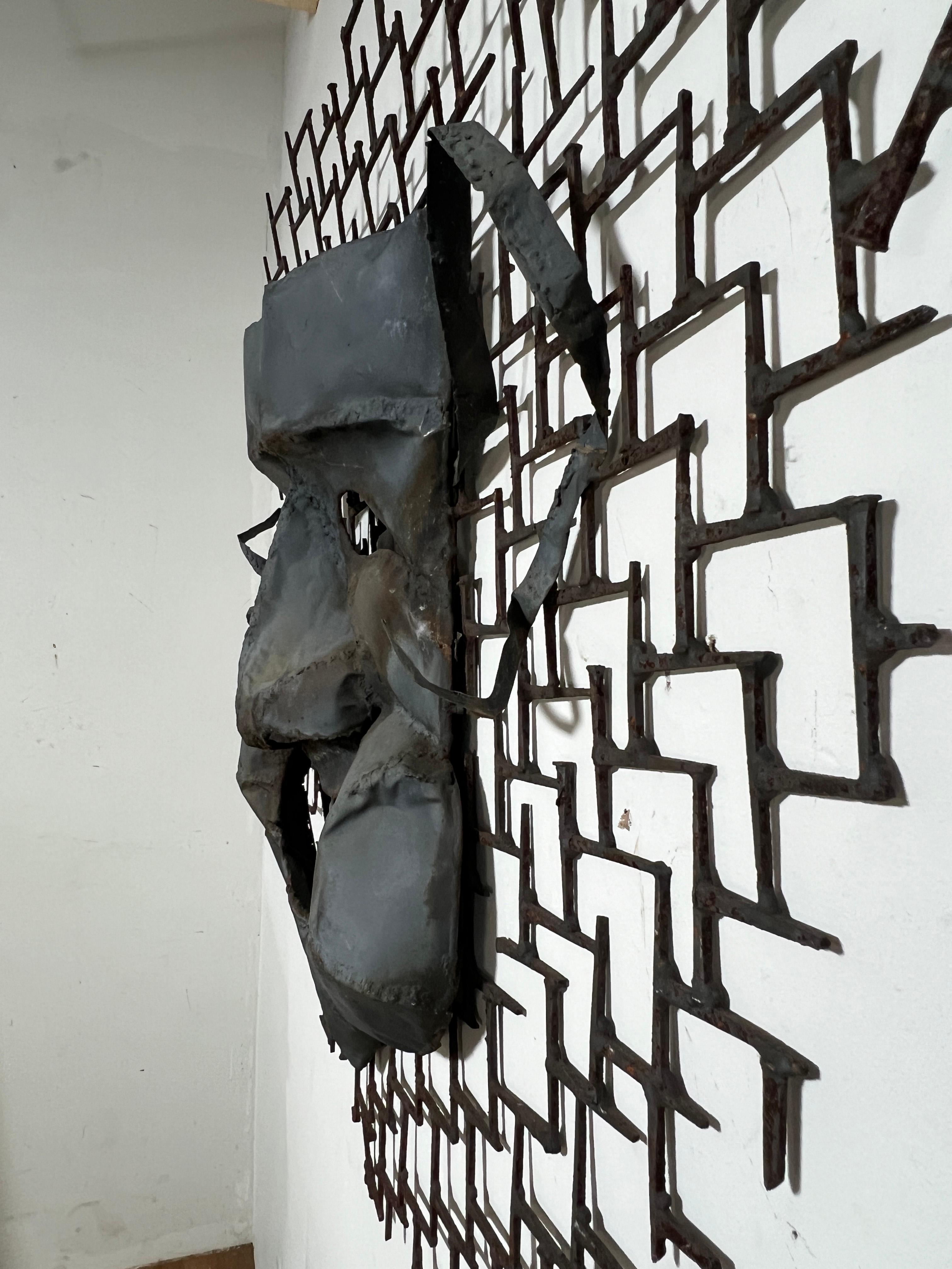 Pareja de esculturas de pared Brutalistas Tespianas a la Manera de Weinberg Circa 1950s en venta 2