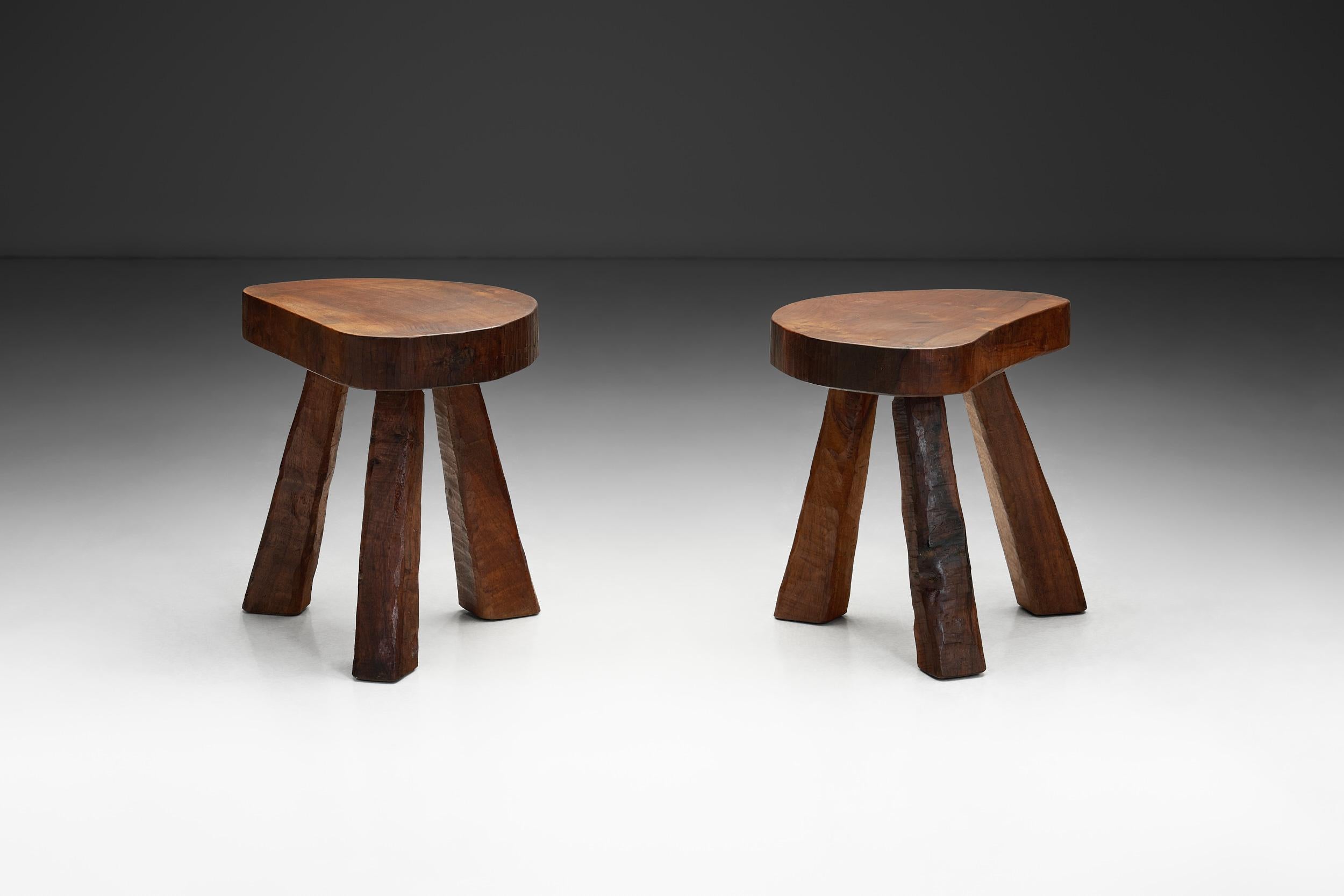 Français Paire de tabourets tripodes brutalistes, France, années 1960 en vente