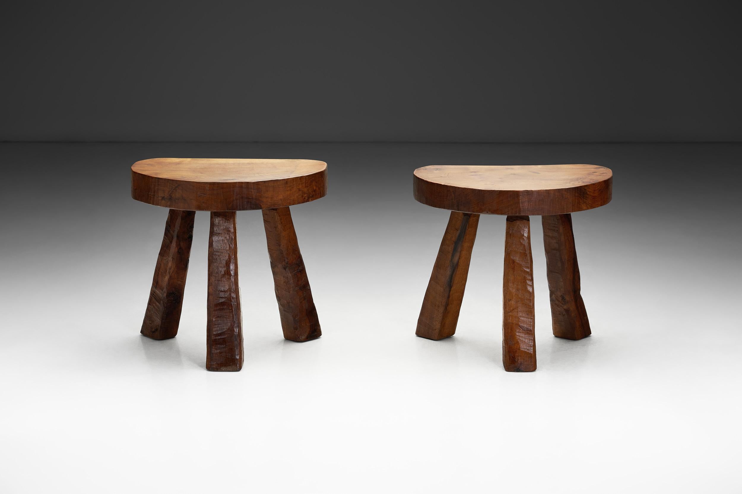 Paire de tabourets tripodes brutalistes, France, années 1960 Bon état - En vente à Utrecht, NL