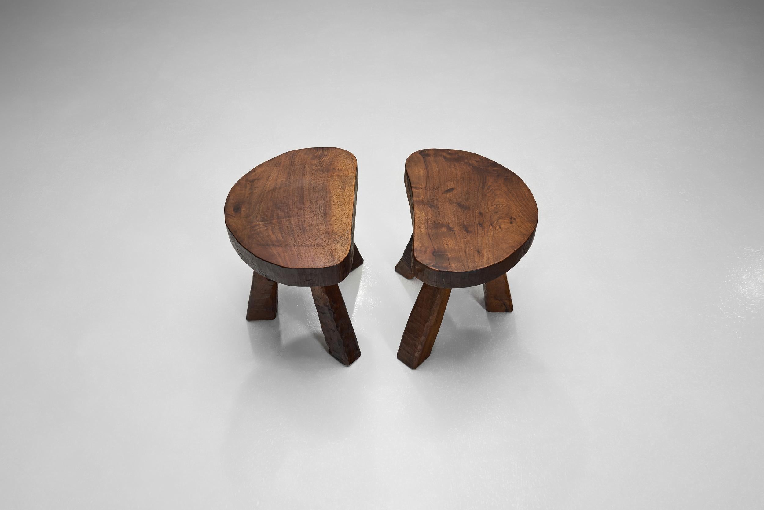 Bois Paire de tabourets tripodes brutalistes, France, années 1960 en vente