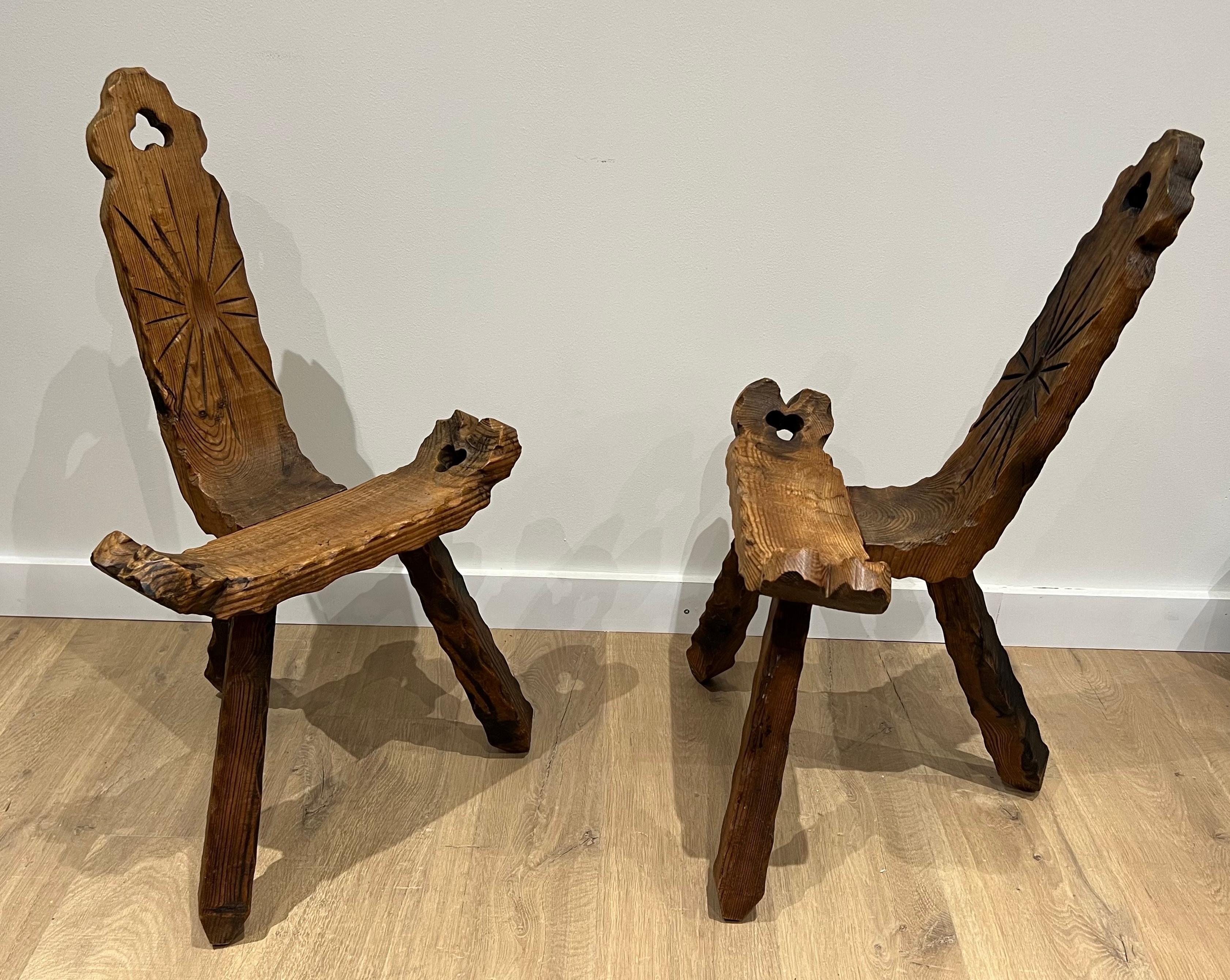 Brutalisme Paire de chaises basses brutalistes à trois pieds. Travail français. Circa 1950 en vente