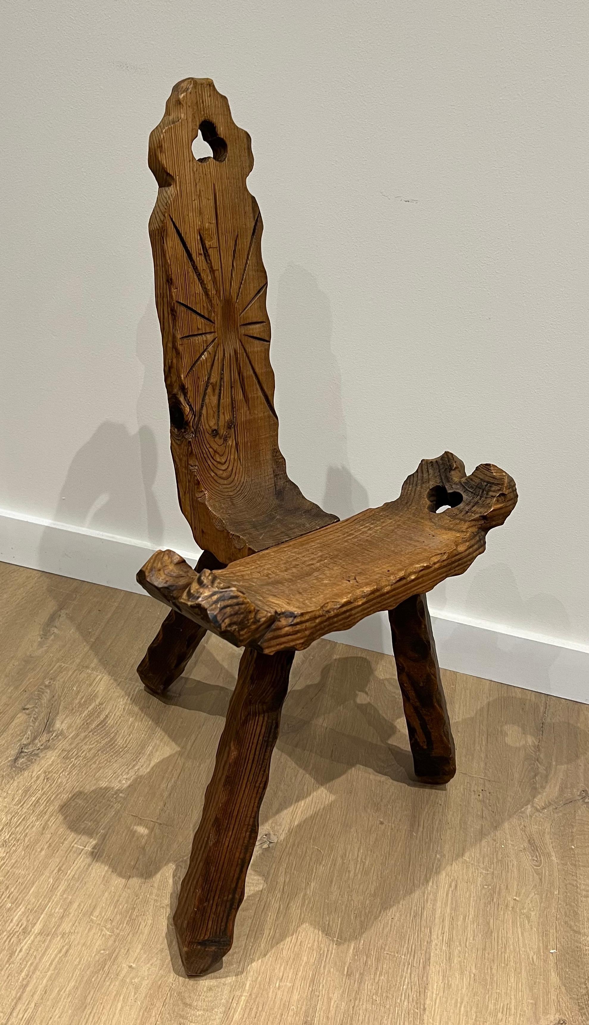 Français Paire de chaises basses brutalistes à trois pieds. Travail français. Circa 1950 en vente