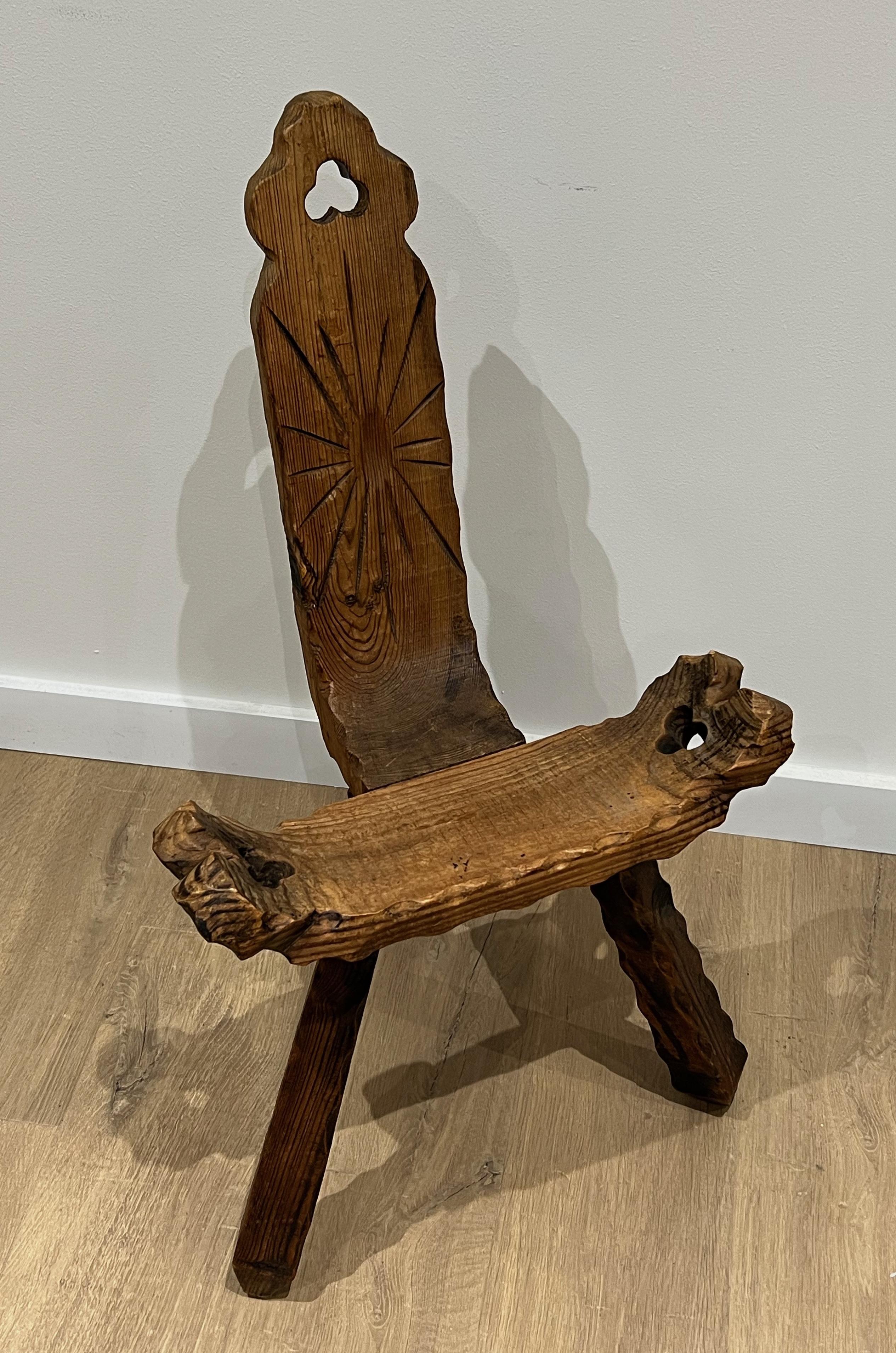 Embossé Paire de chaises basses brutalistes à trois pieds. Travail français. Circa 1950 en vente