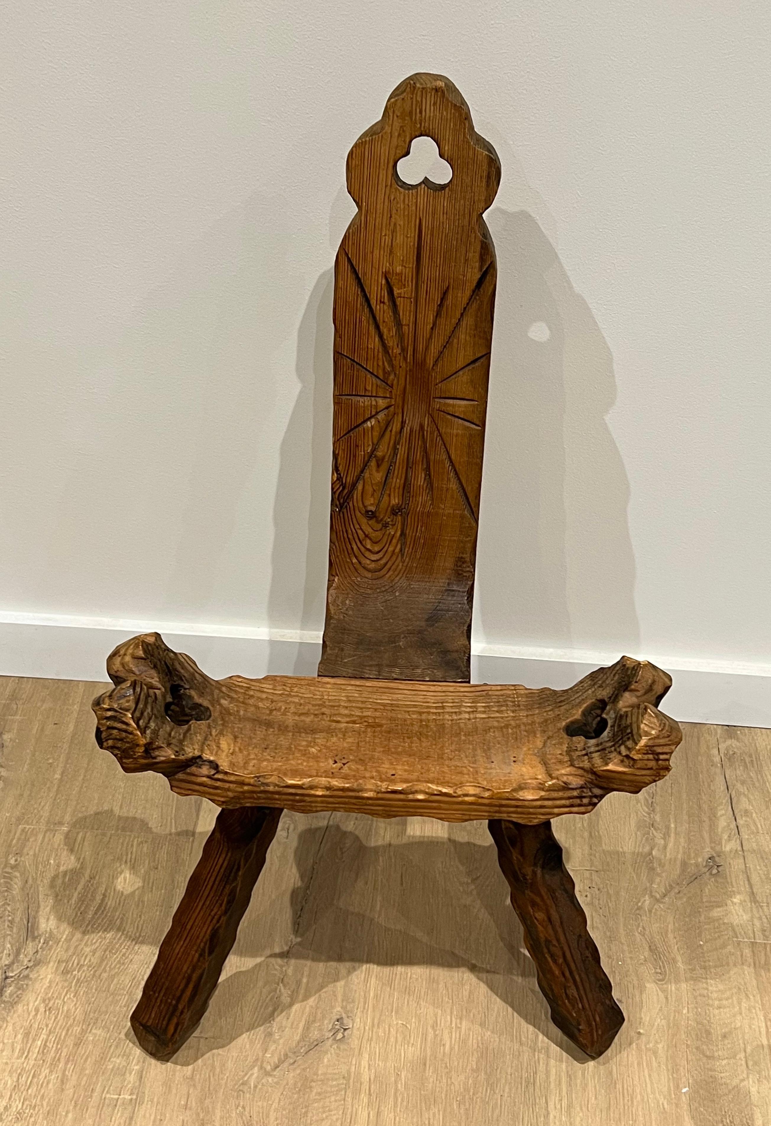 Paire de chaises basses brutalistes à trois pieds. Travail français. Circa 1950 Bon état - En vente à Marcq-en-Barœul, Hauts-de-France